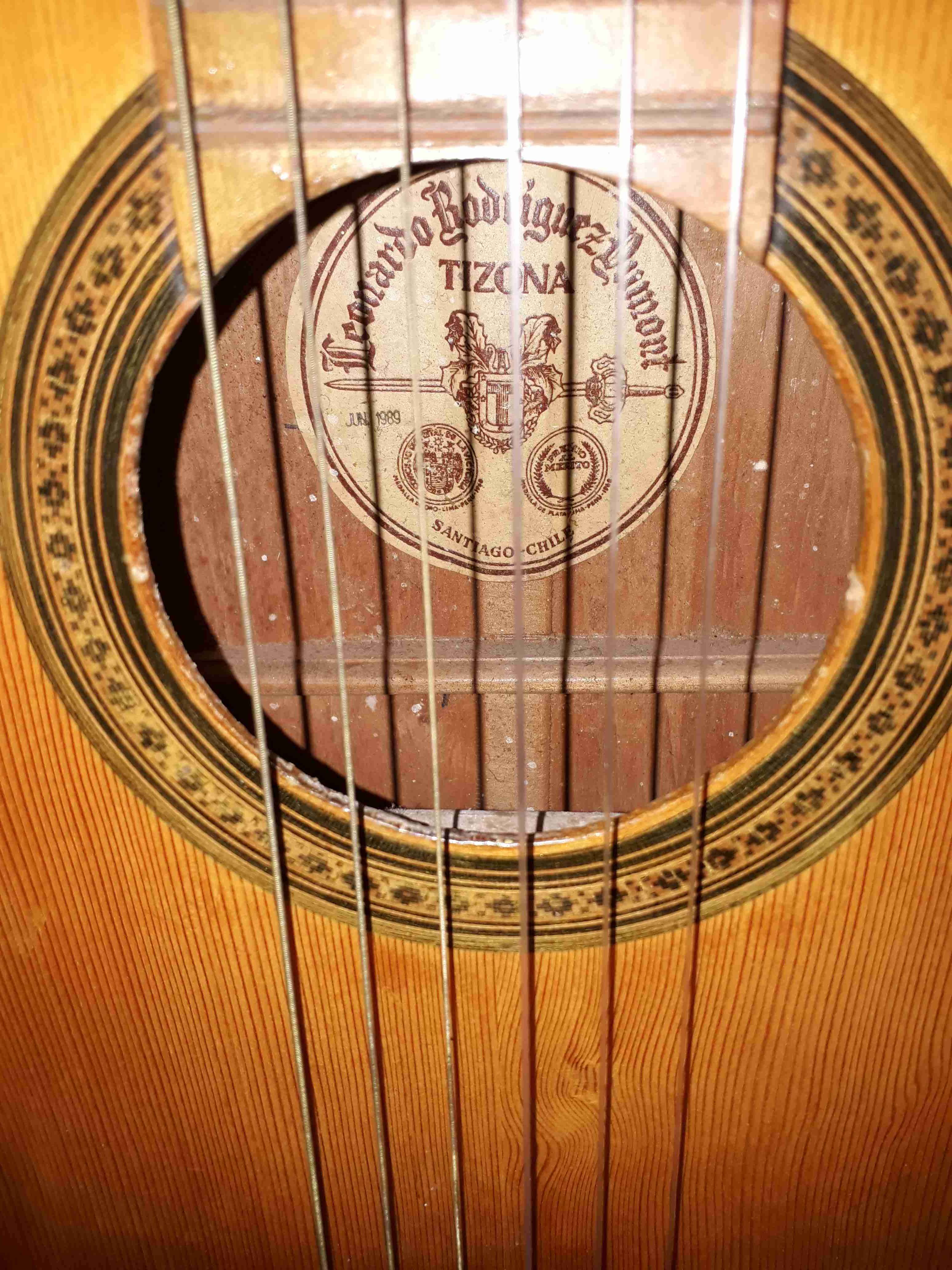 Guitarra clásica de madera mango reparada - miniatura 2