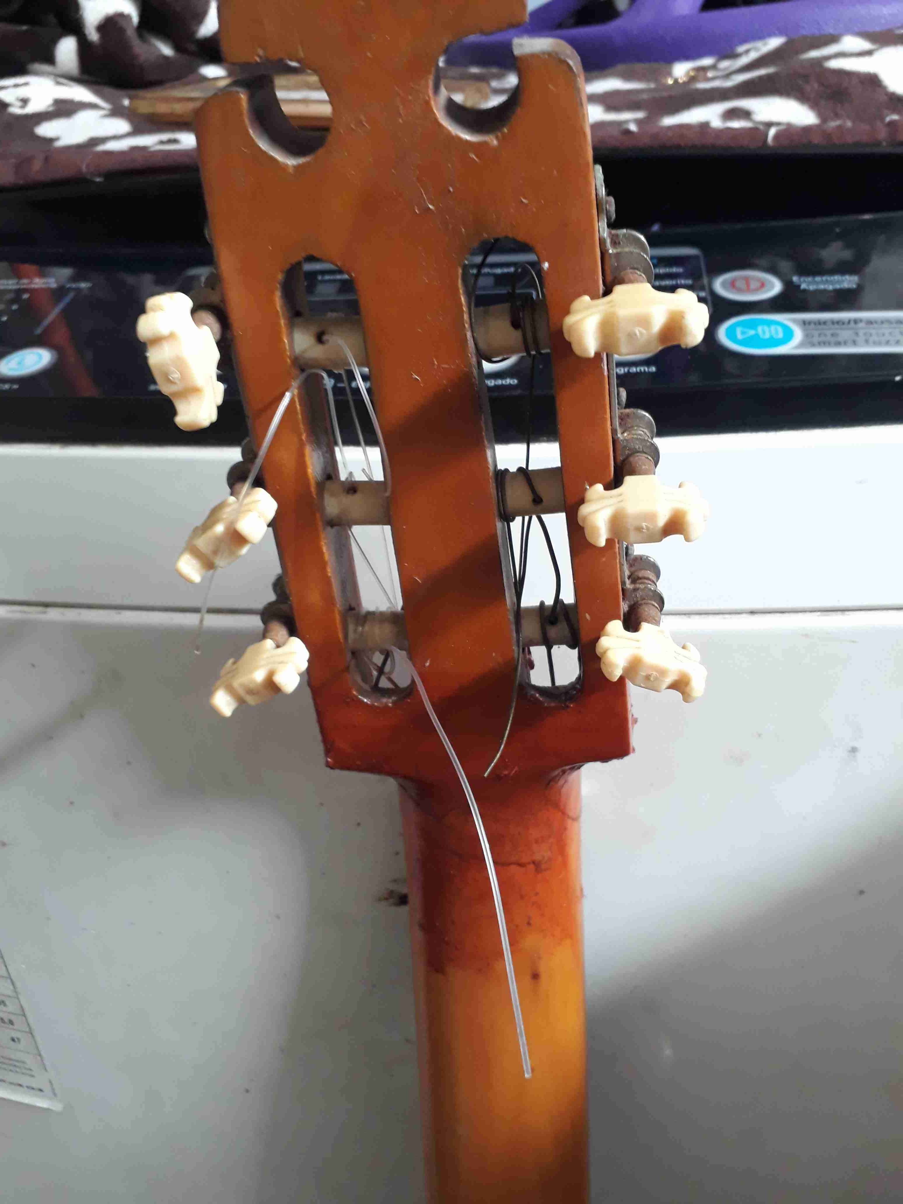 Guitarra clásica de madera mango reparada - miniatura 4