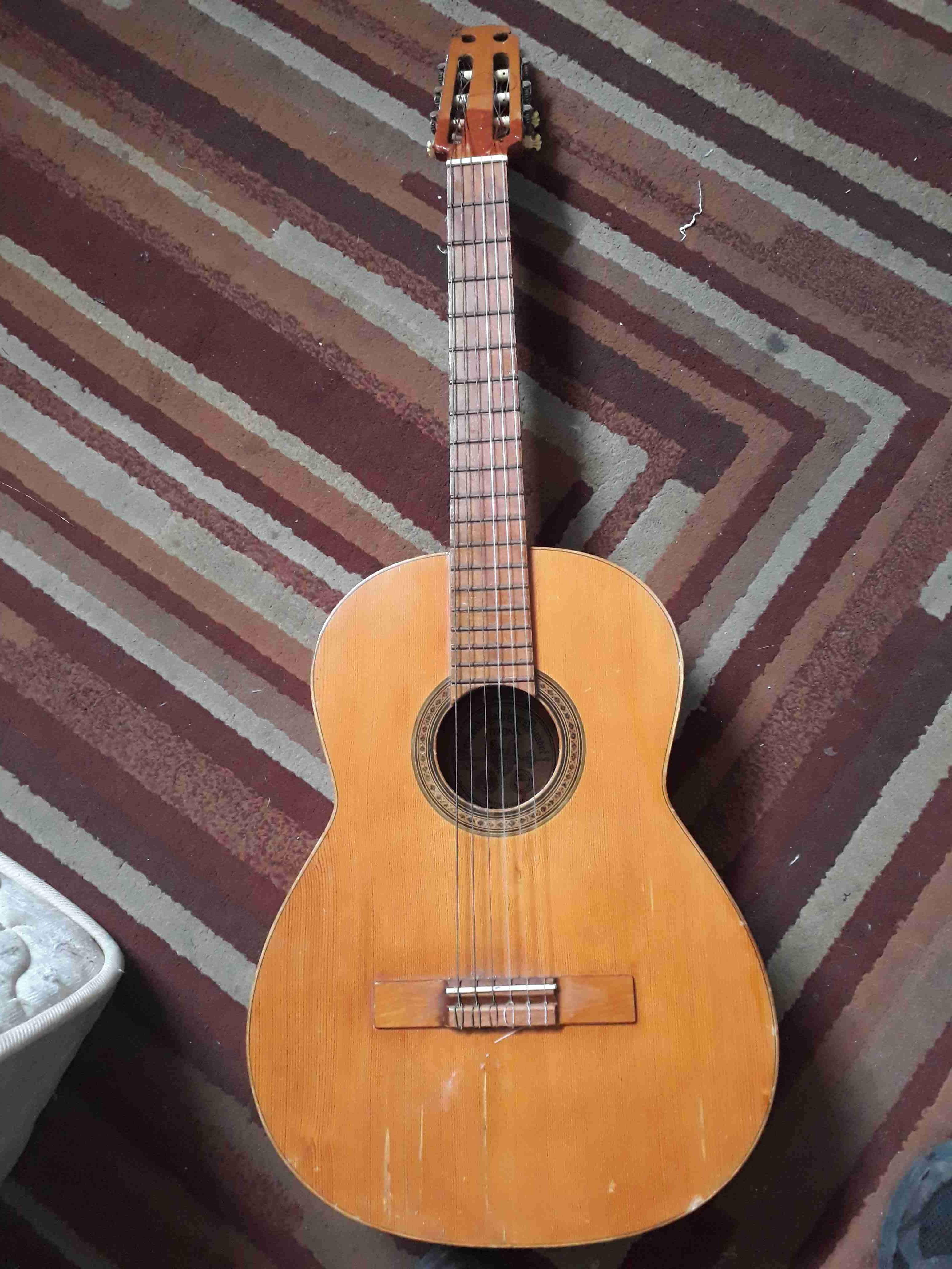 Guitarra clásica de madera mango reparada - miniatura 6