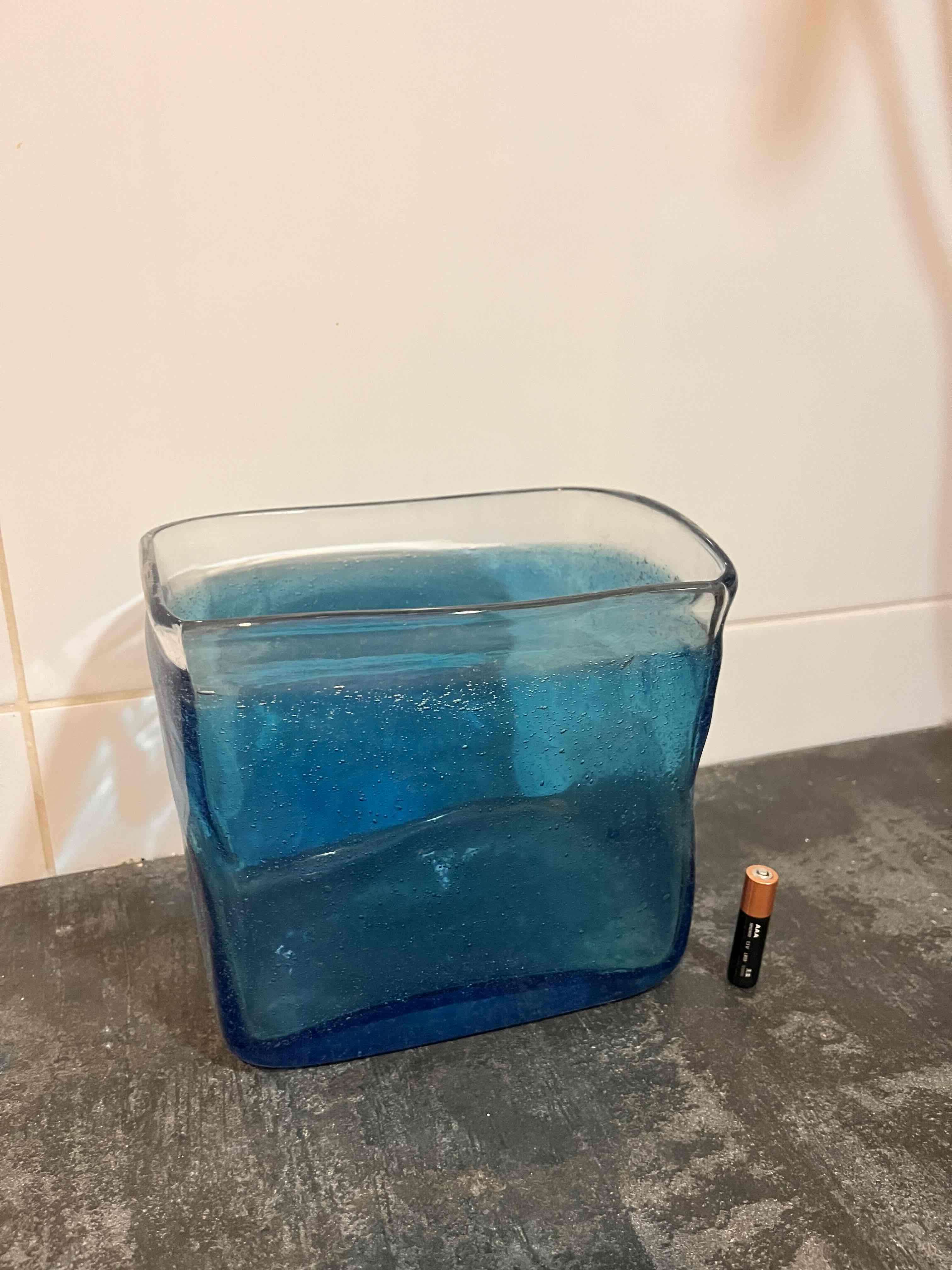 Florero de vidrio azul