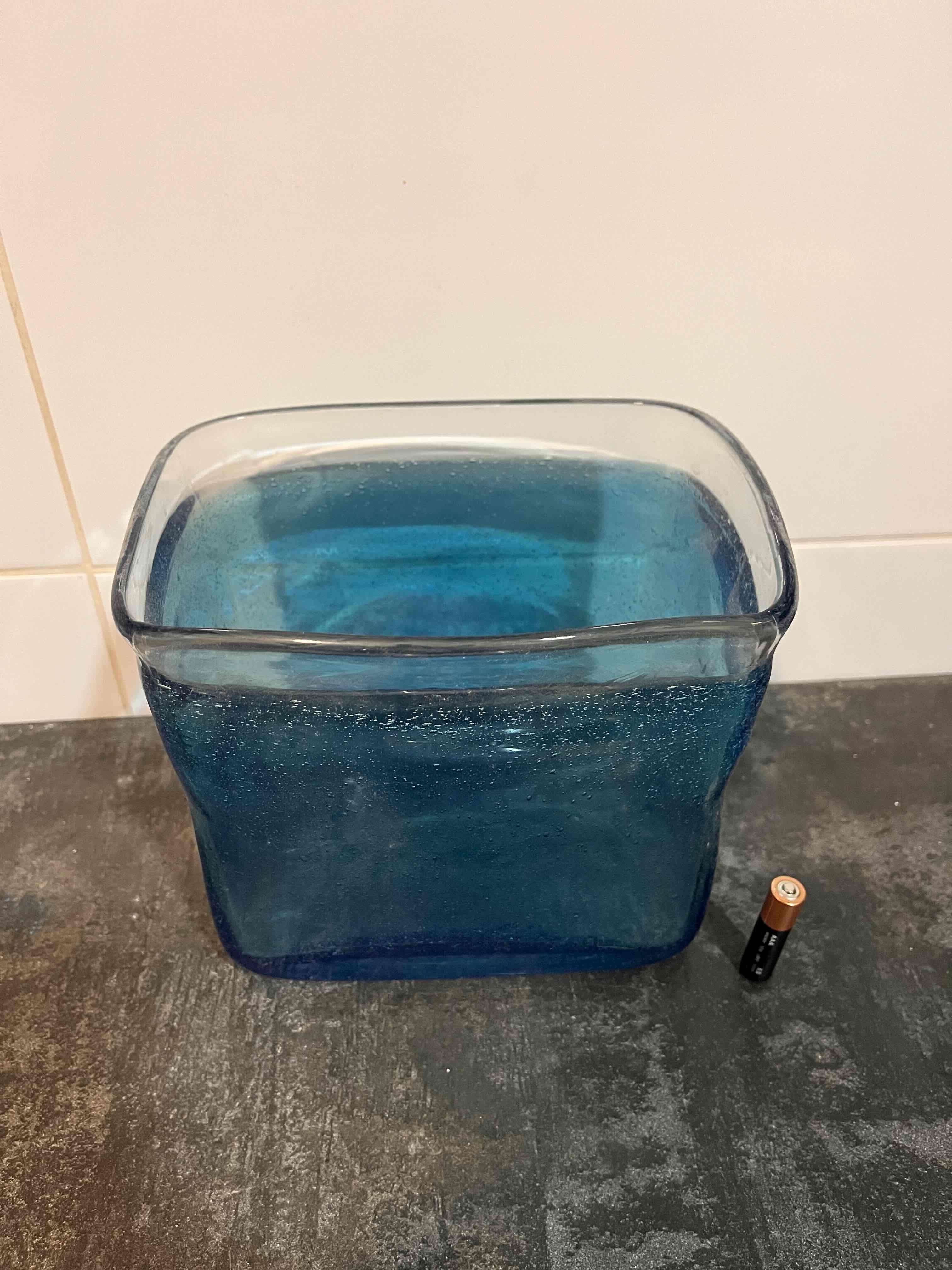 Florero de vidrio azul - miniatura 2