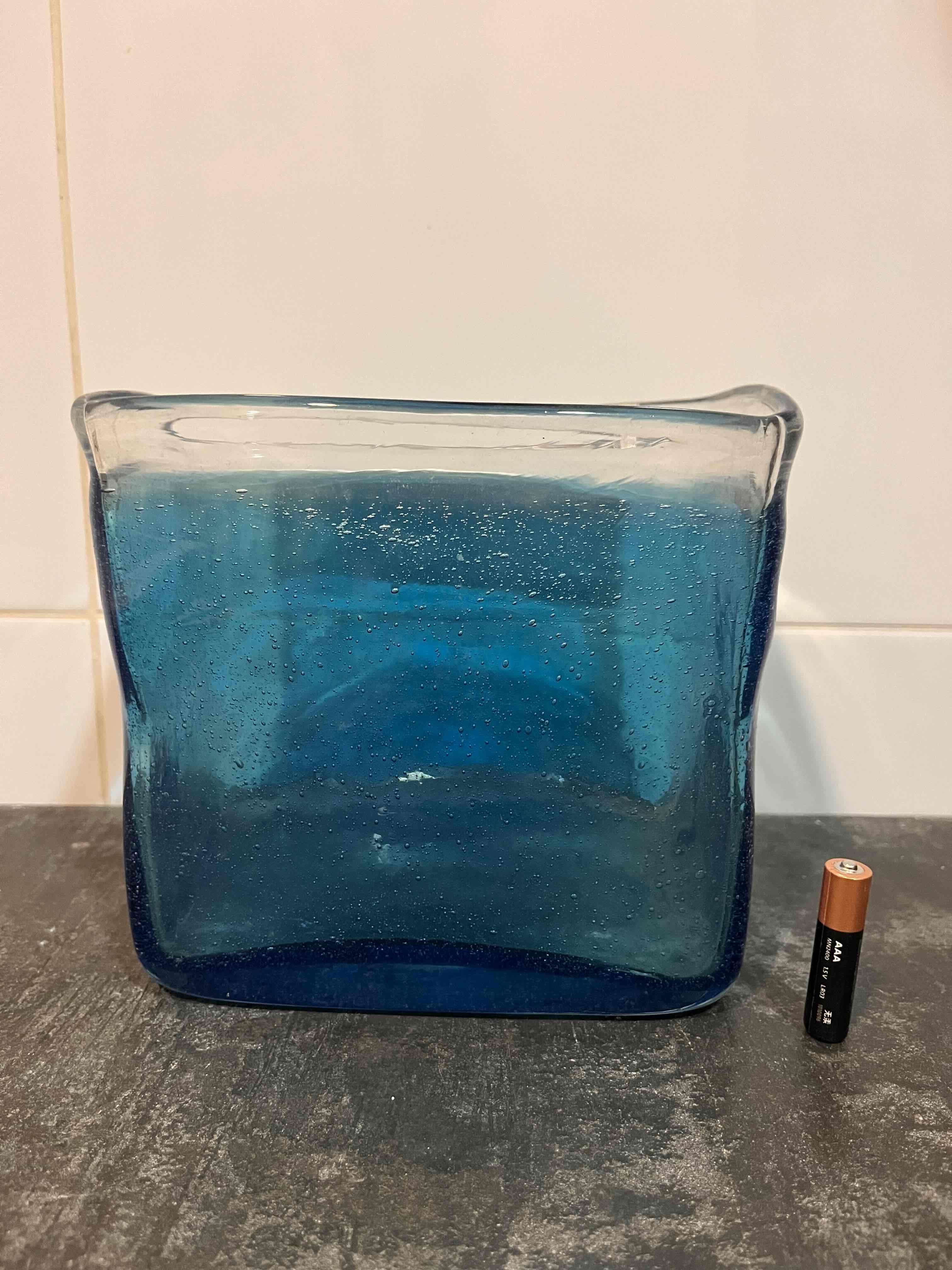 Florero de vidrio azul - miniatura 3