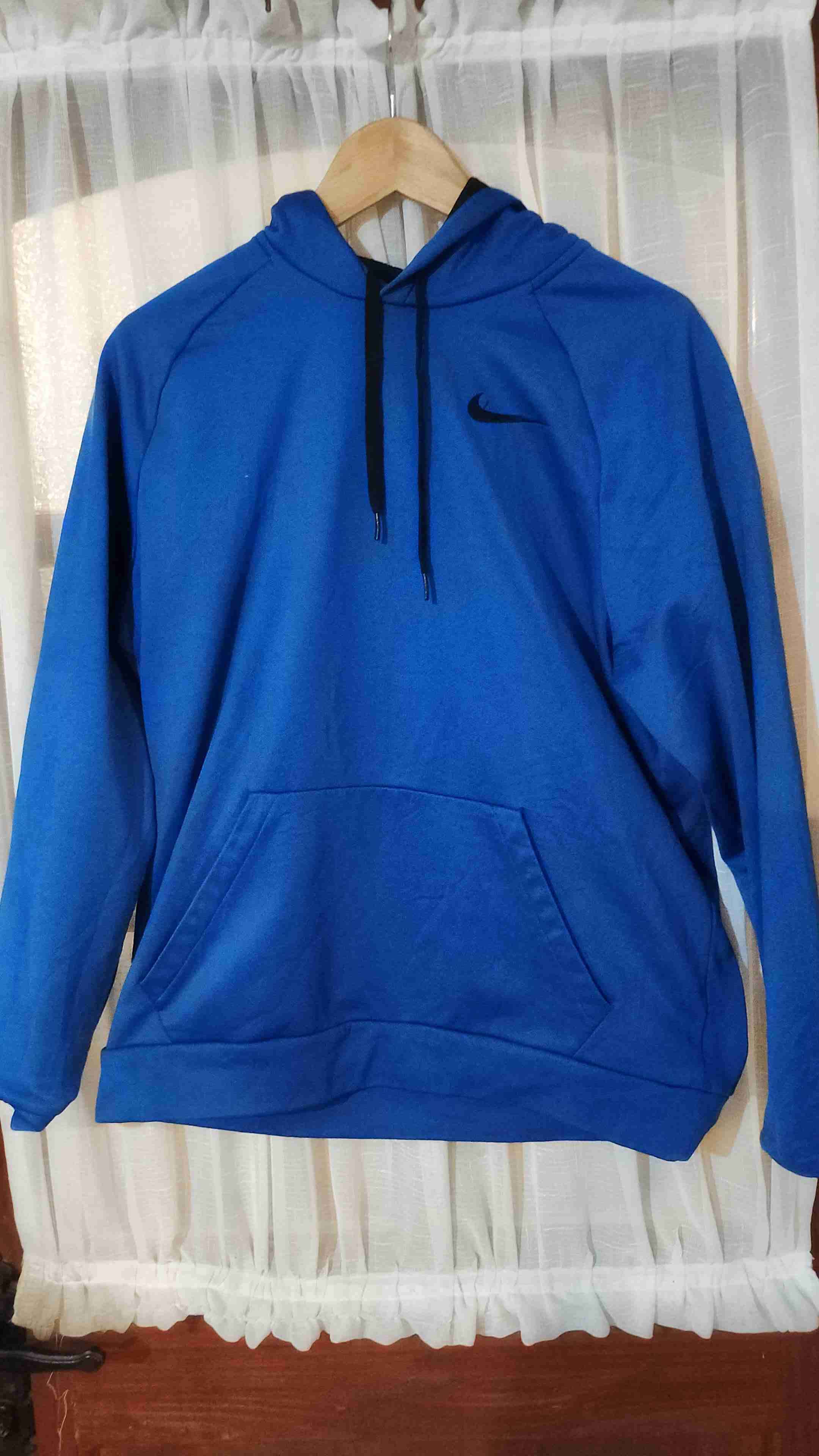 Polerón azul con capucha