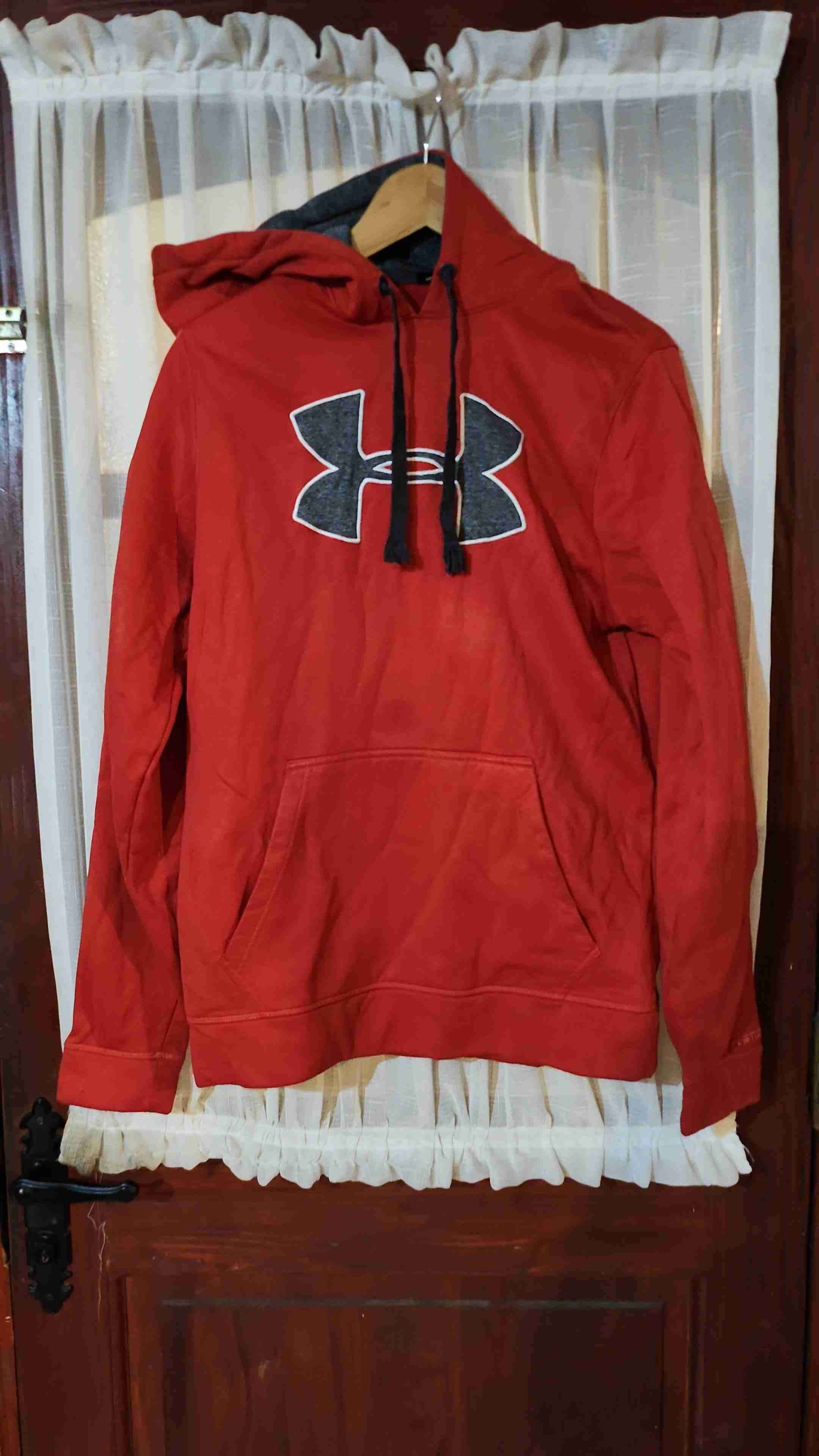 Polerón rojo con capucha