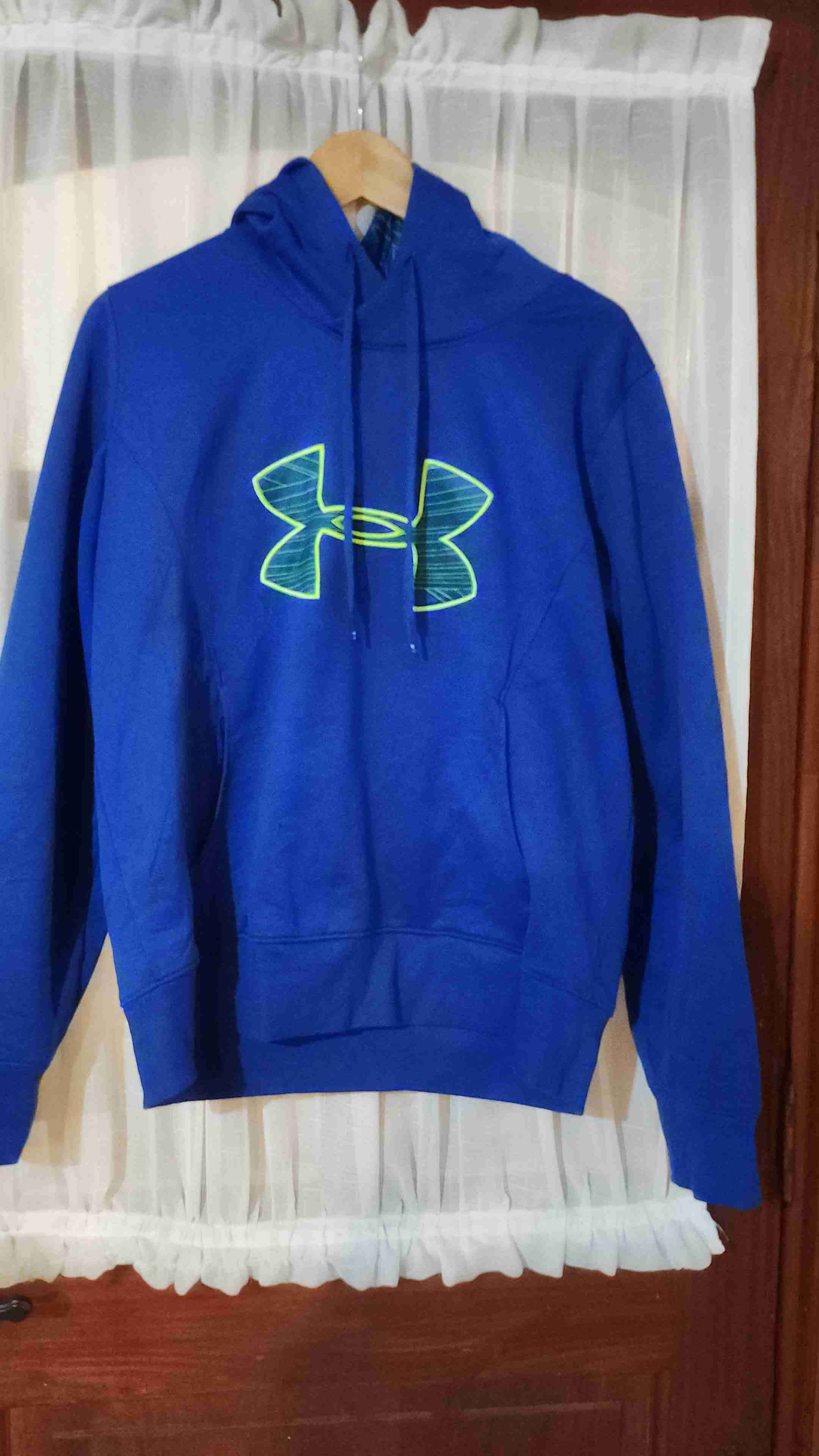 Polerón azul con capucha