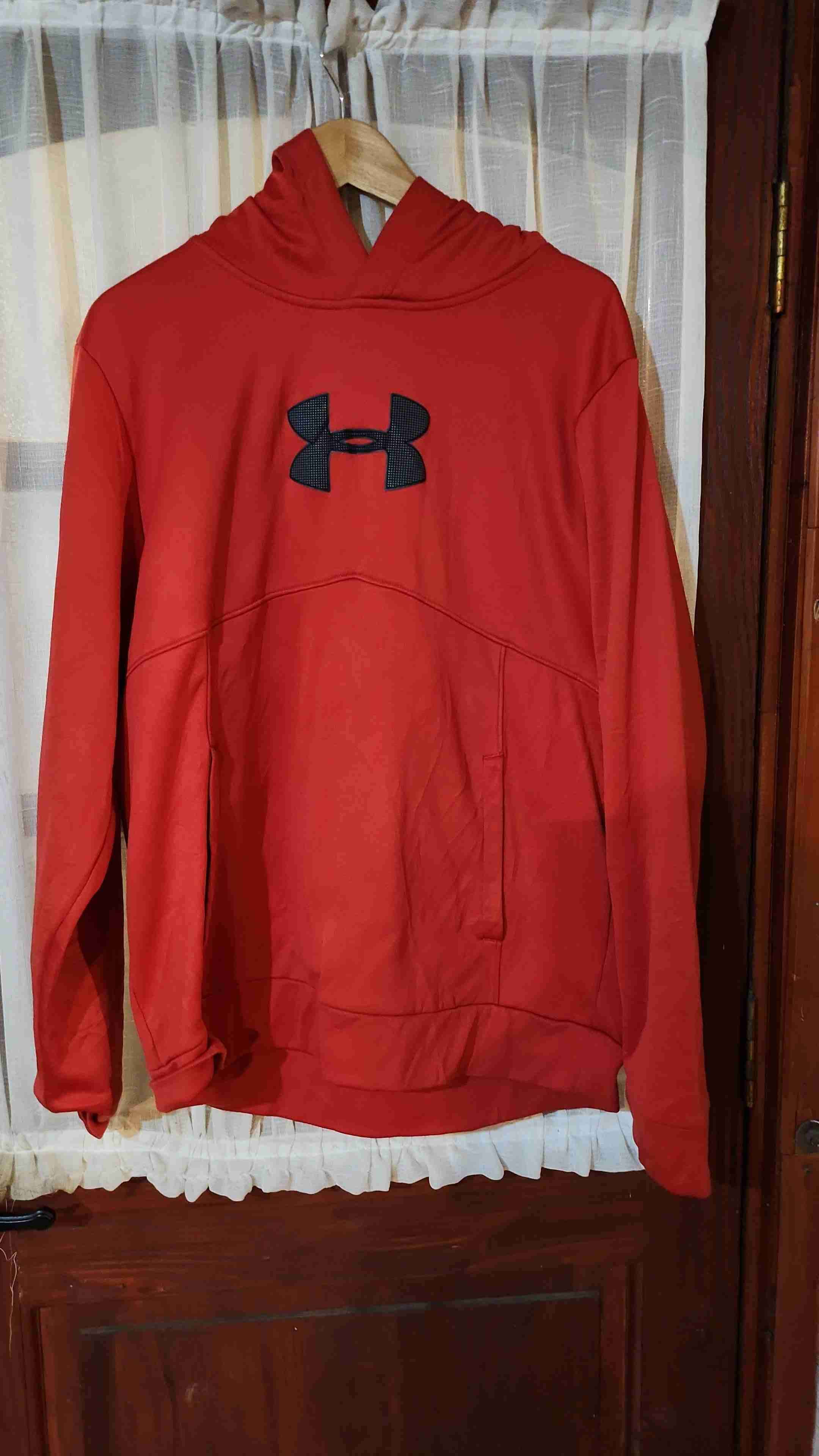 Polerón rojo con logo