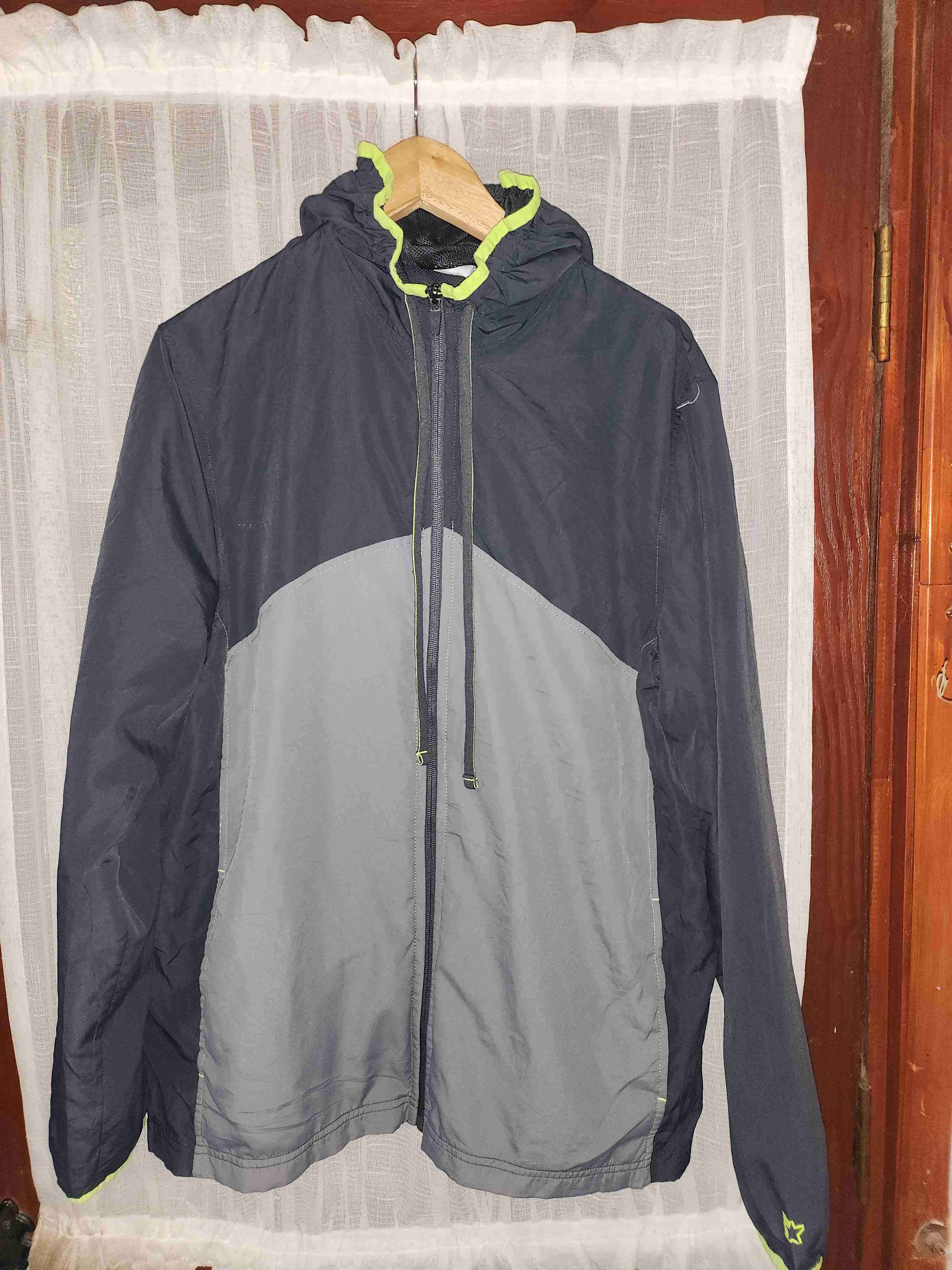 Chaqueta deportiva bicolor con capucha