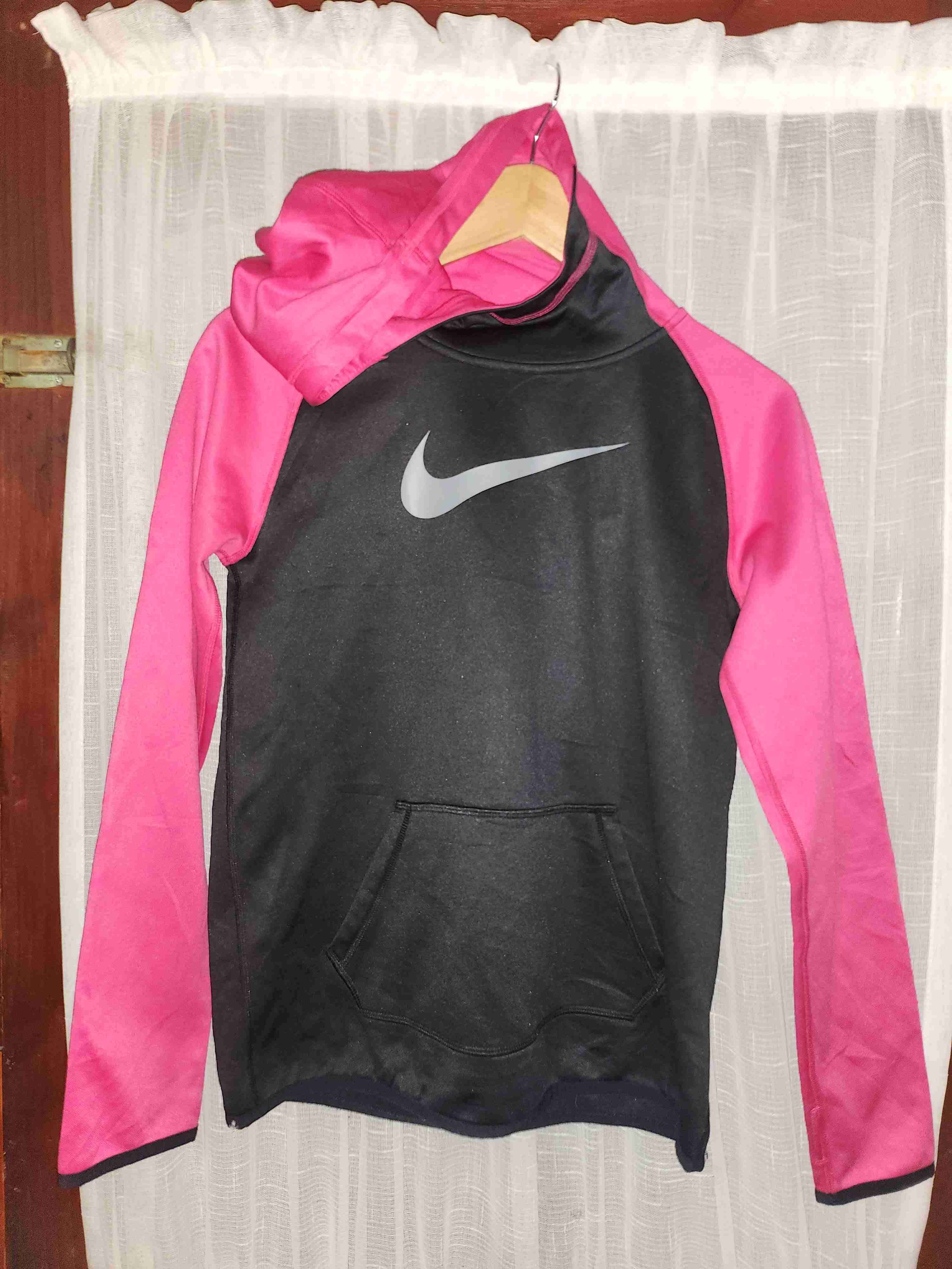 Polerón Nike negro y fucsia