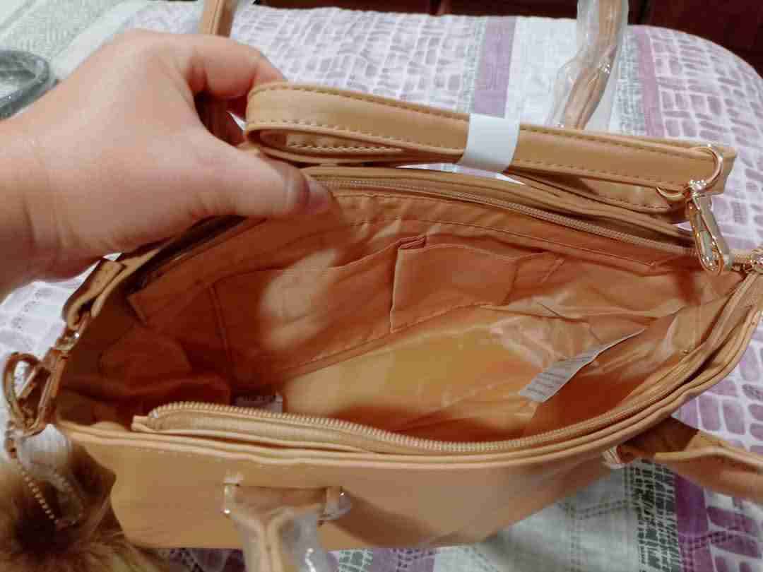 Cartera beige con pompón - miniatura 2