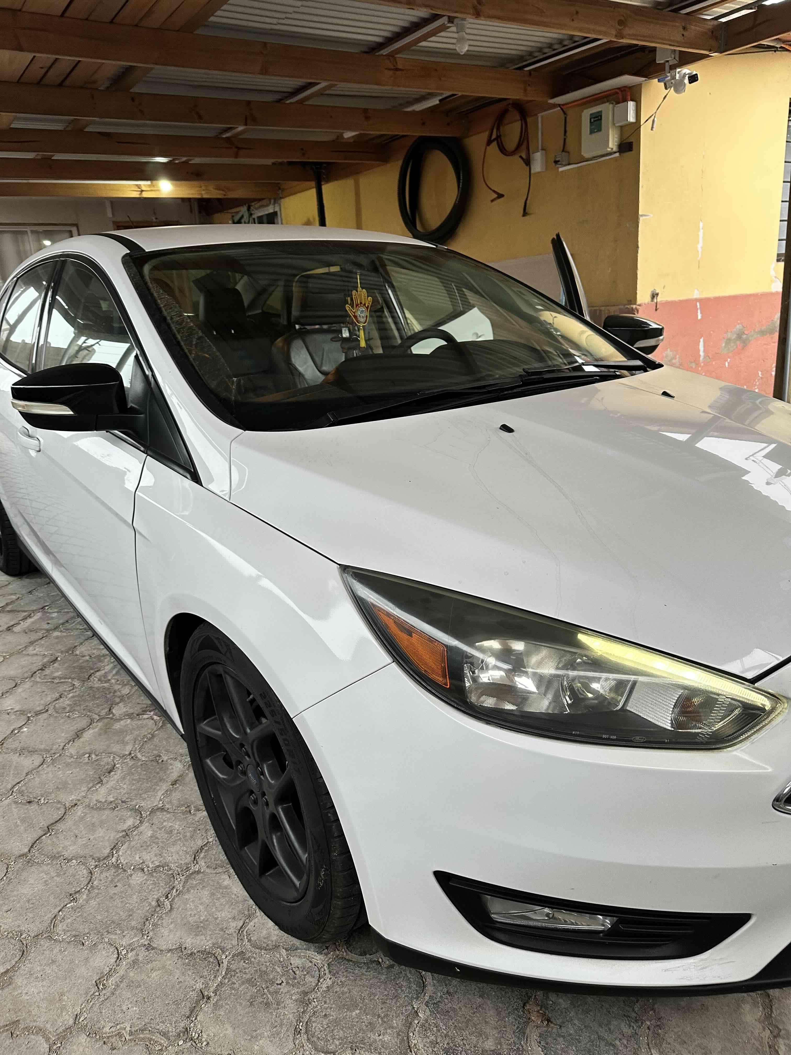 Auto Ford Focus blanco - miniatura 2