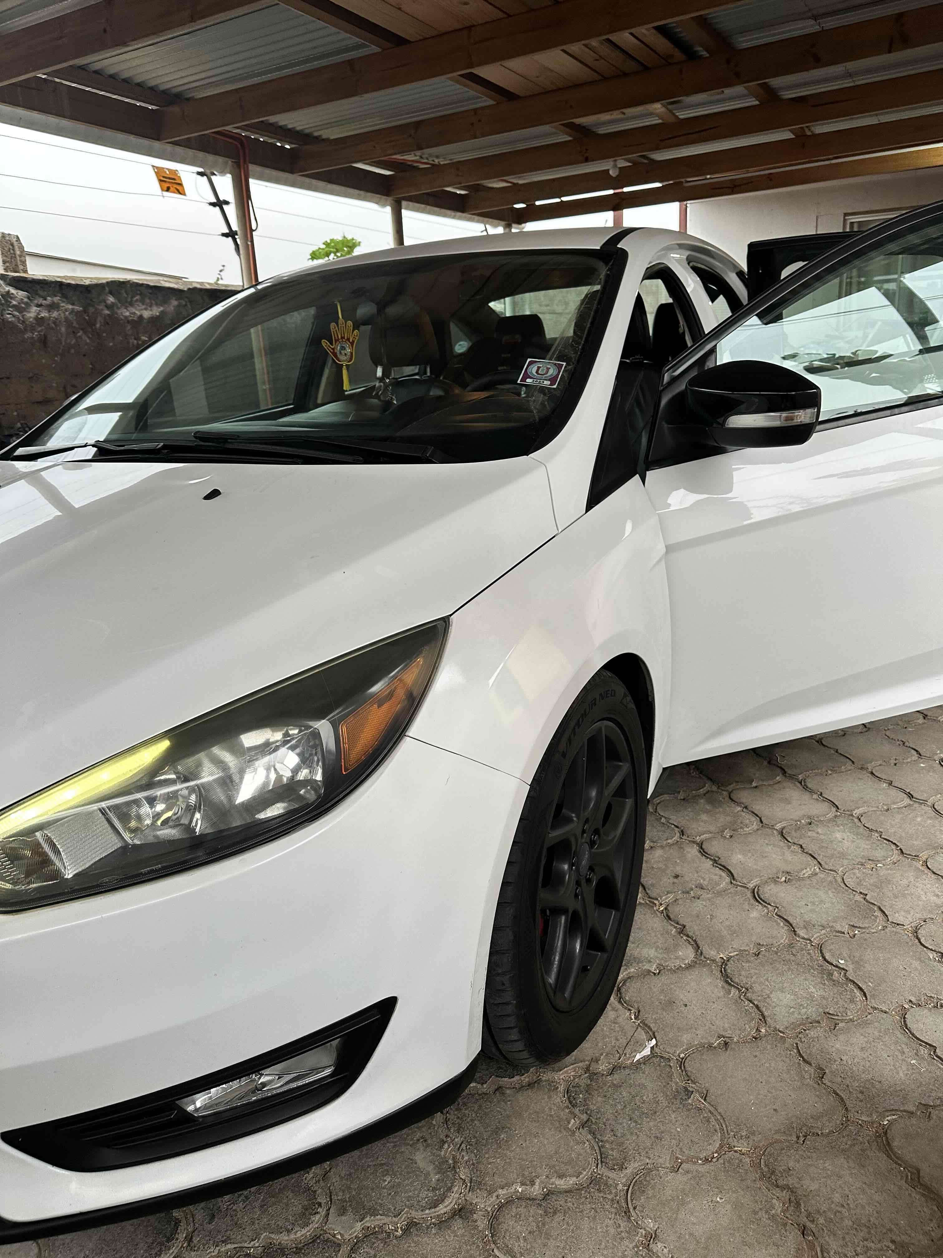 Auto Ford Focus blanco - miniatura 3