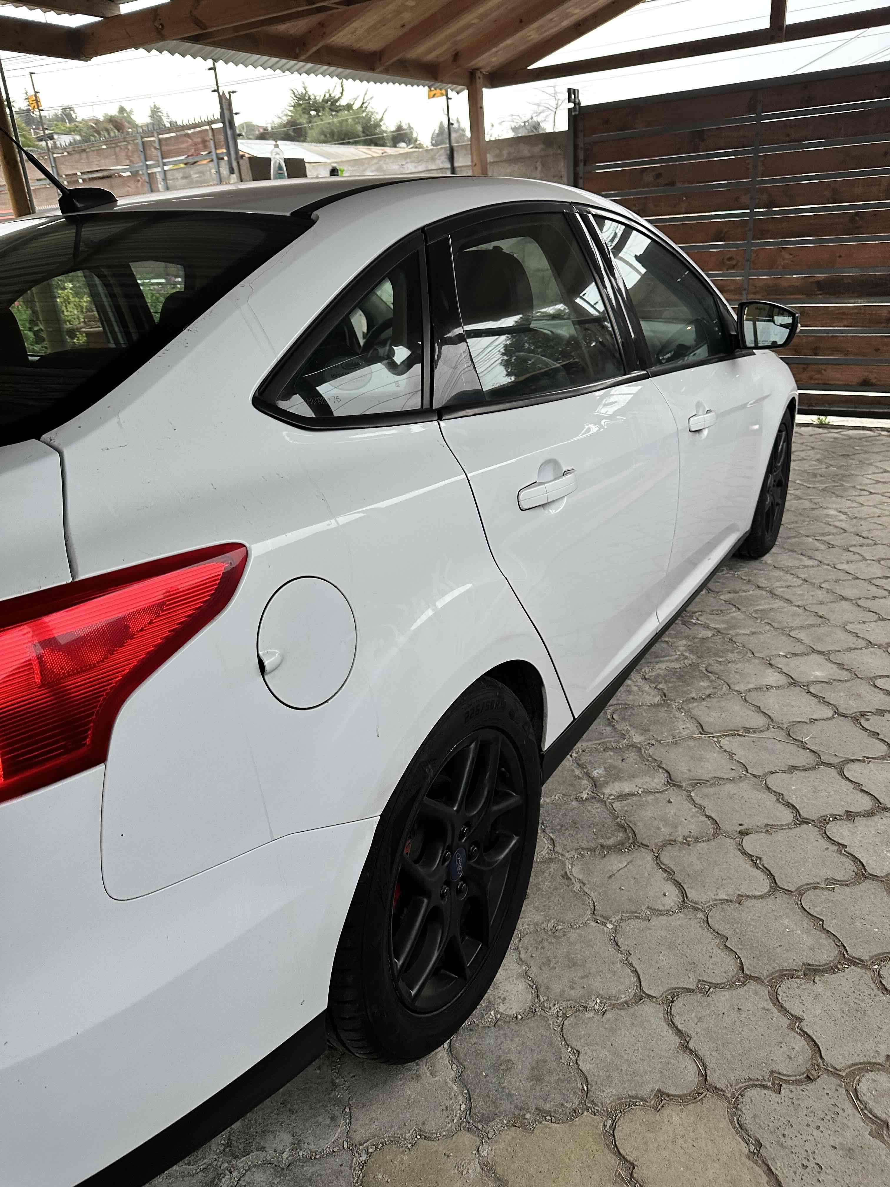 Auto Ford Focus blanco - miniatura 4