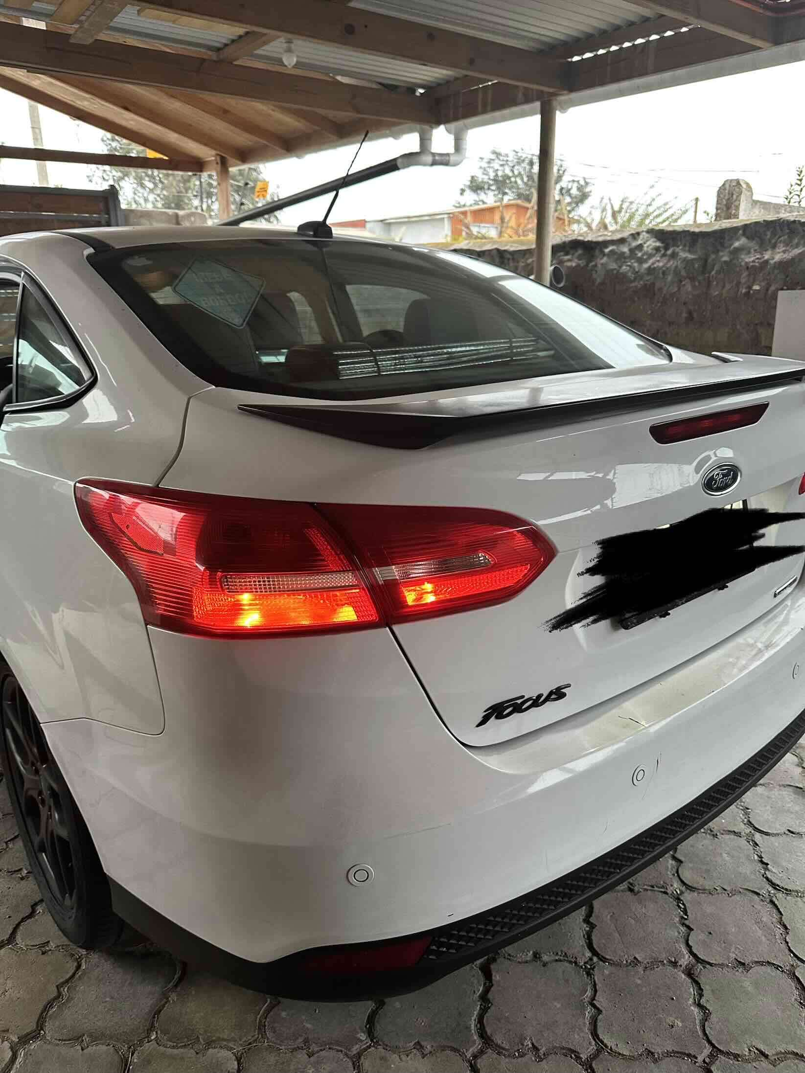 Auto Ford Focus blanco - miniatura 5