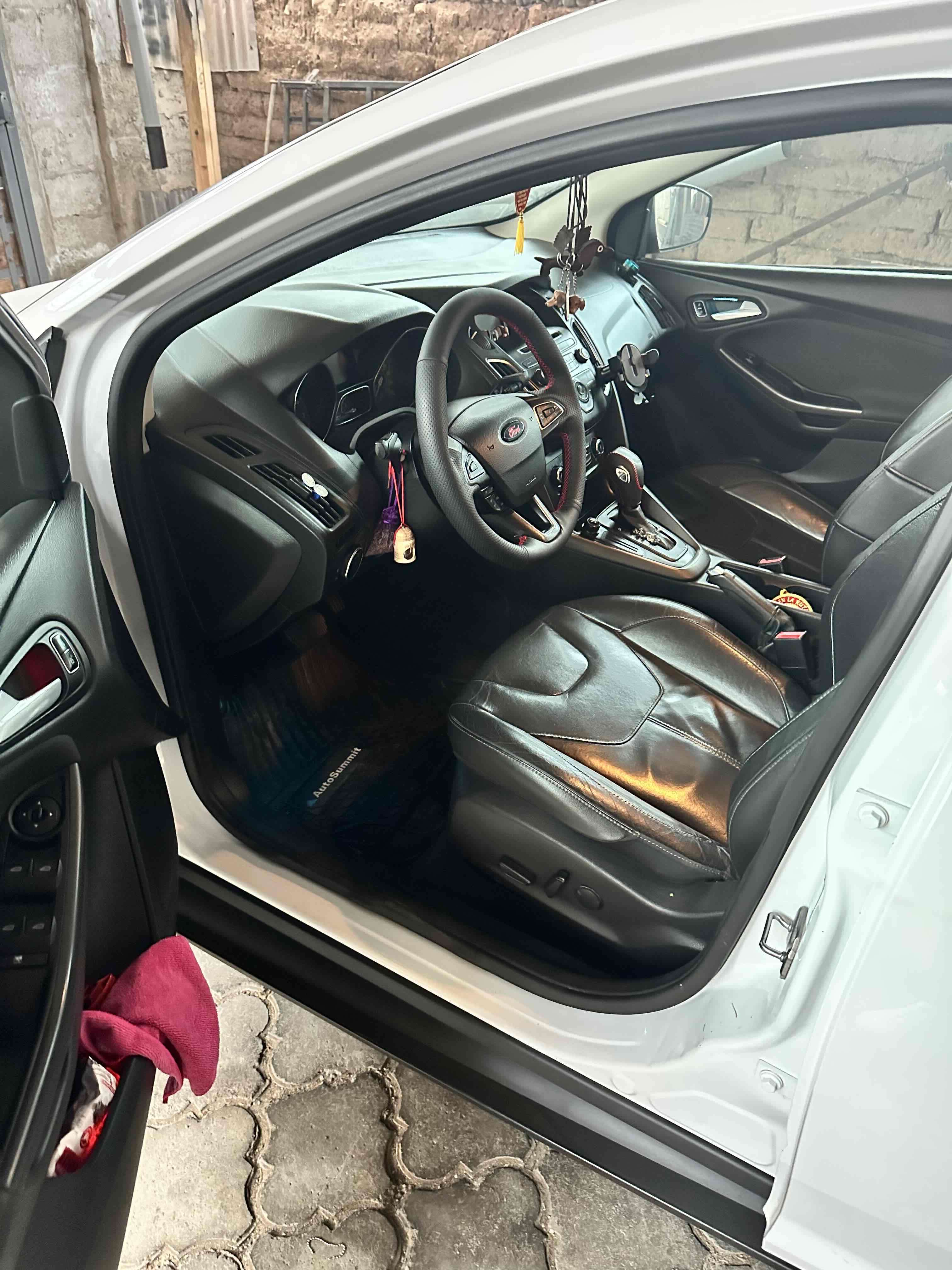 Auto Ford Focus blanco - miniatura 6