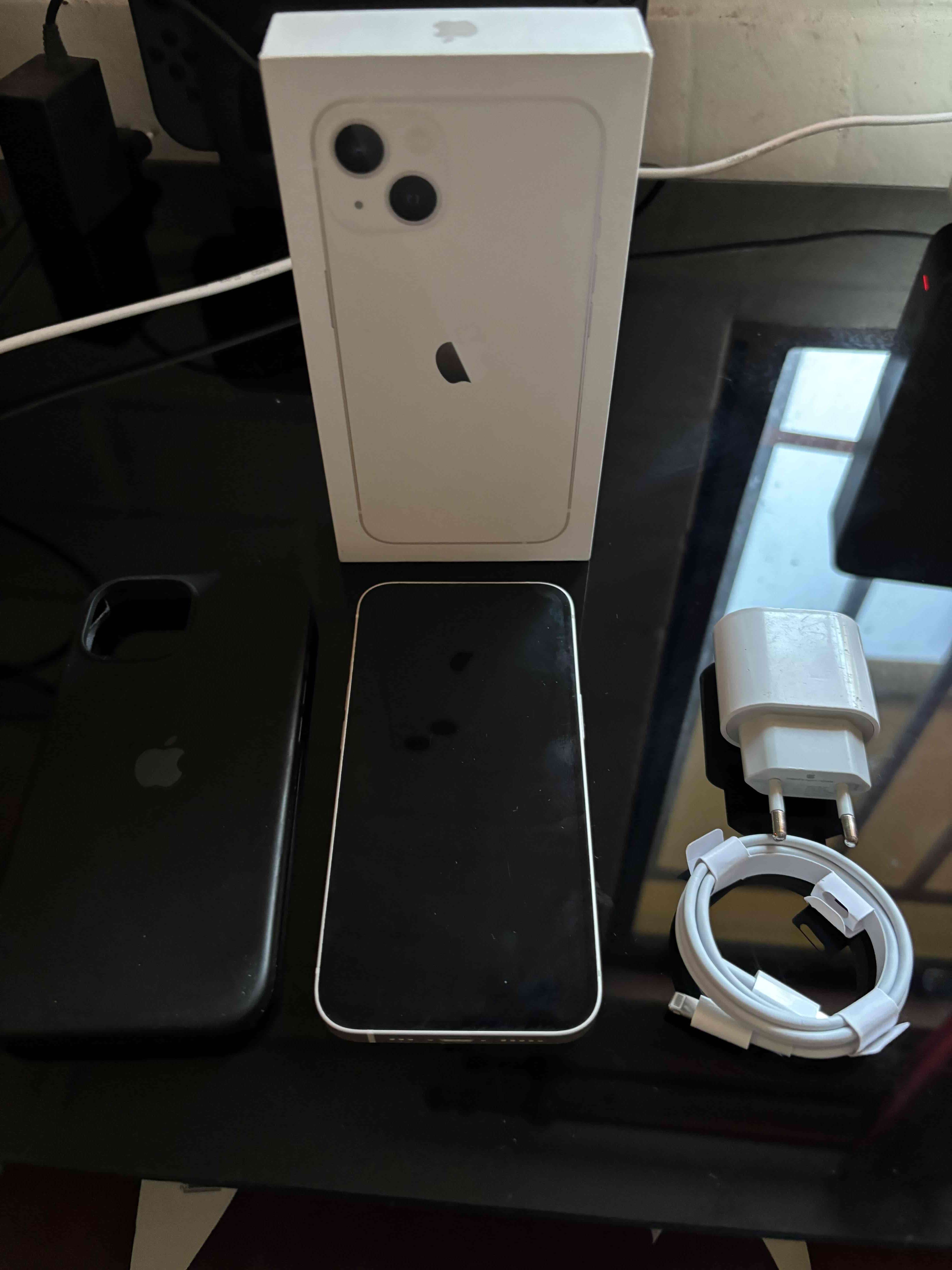 iPhone 13 con cargador y Funda