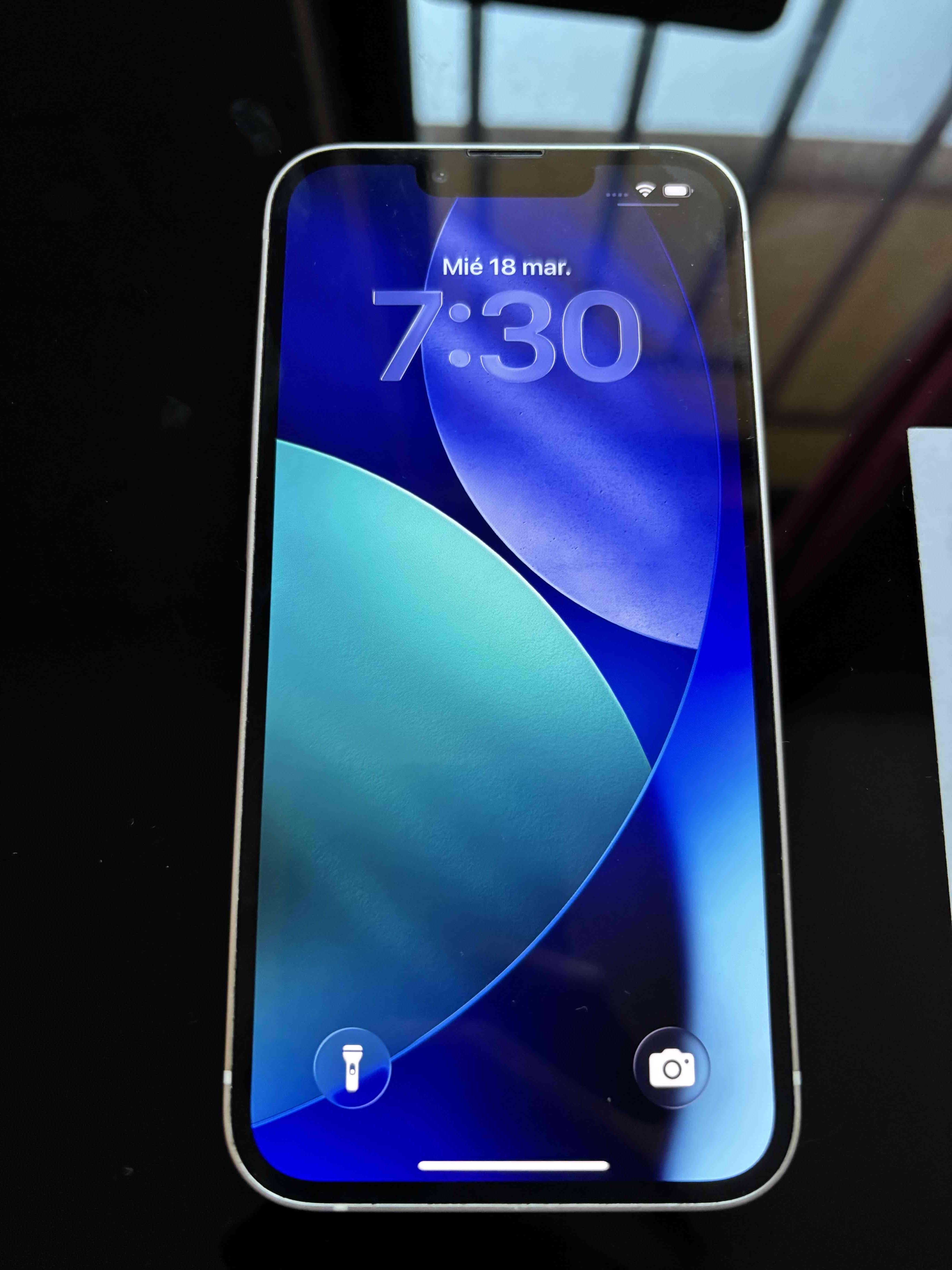 iPhone 13 con cargador y Funda - miniatura 2