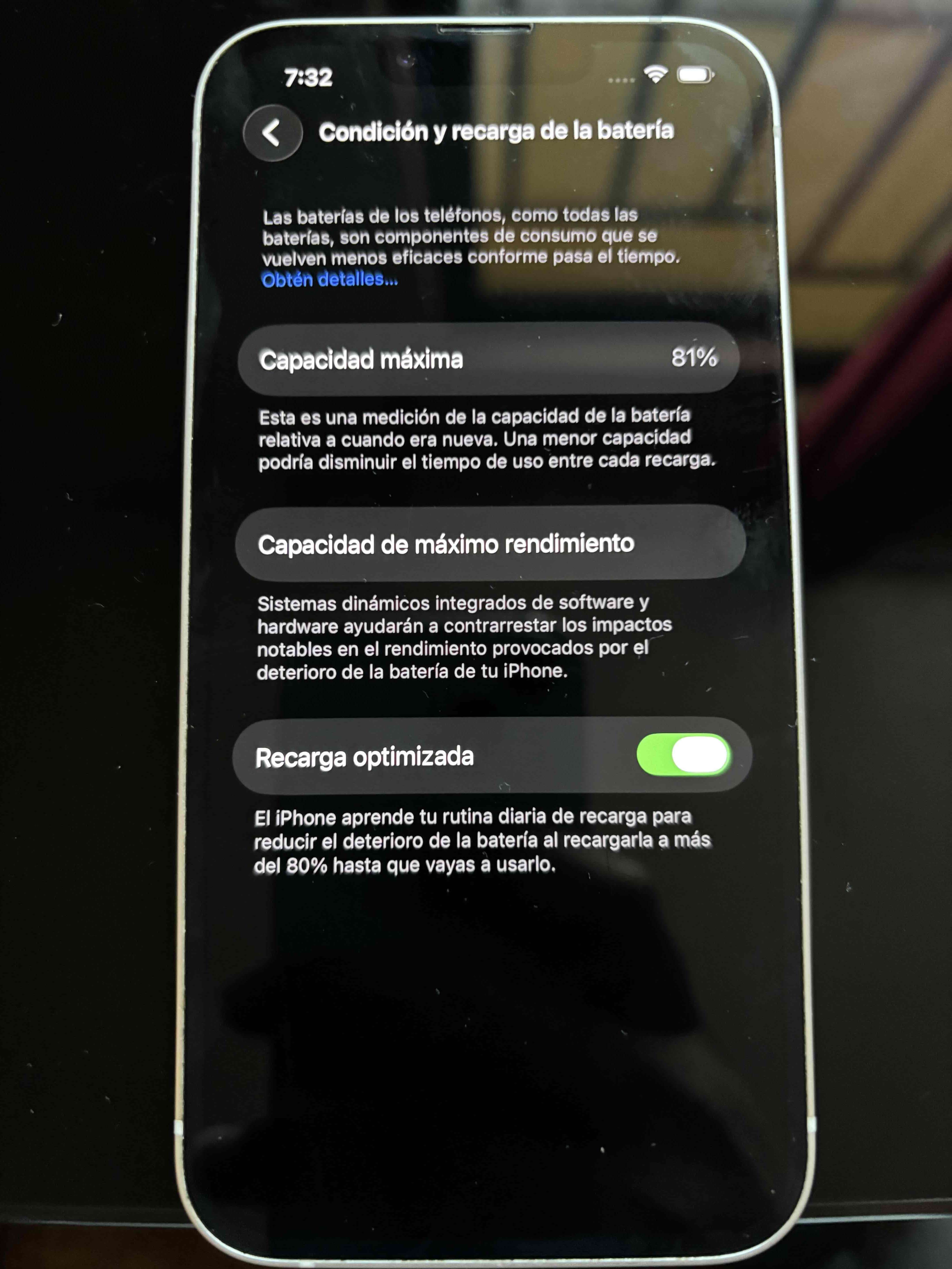 iPhone 13 con cargador y Funda - miniatura 3