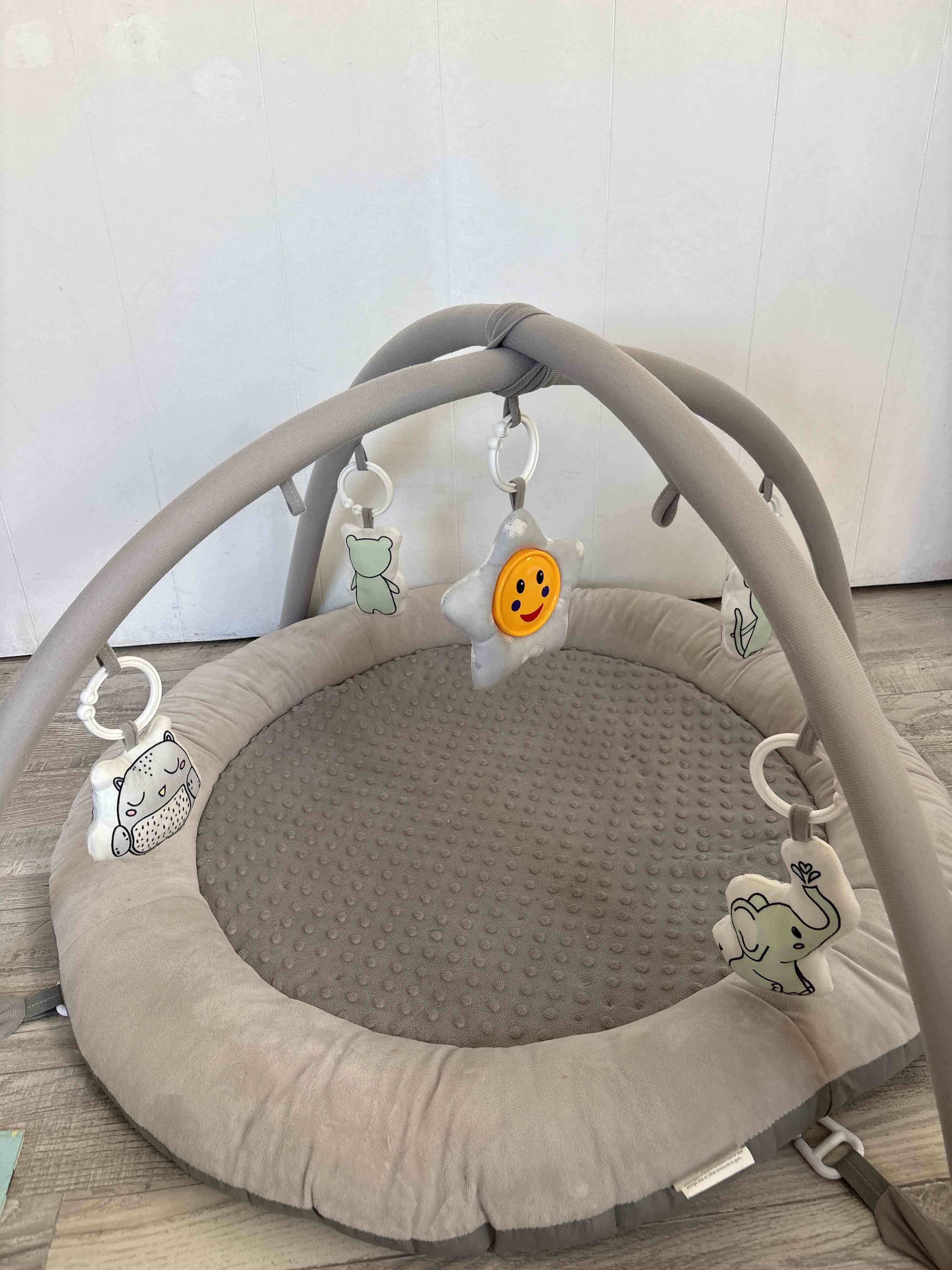 Gimnasio para bebé gris