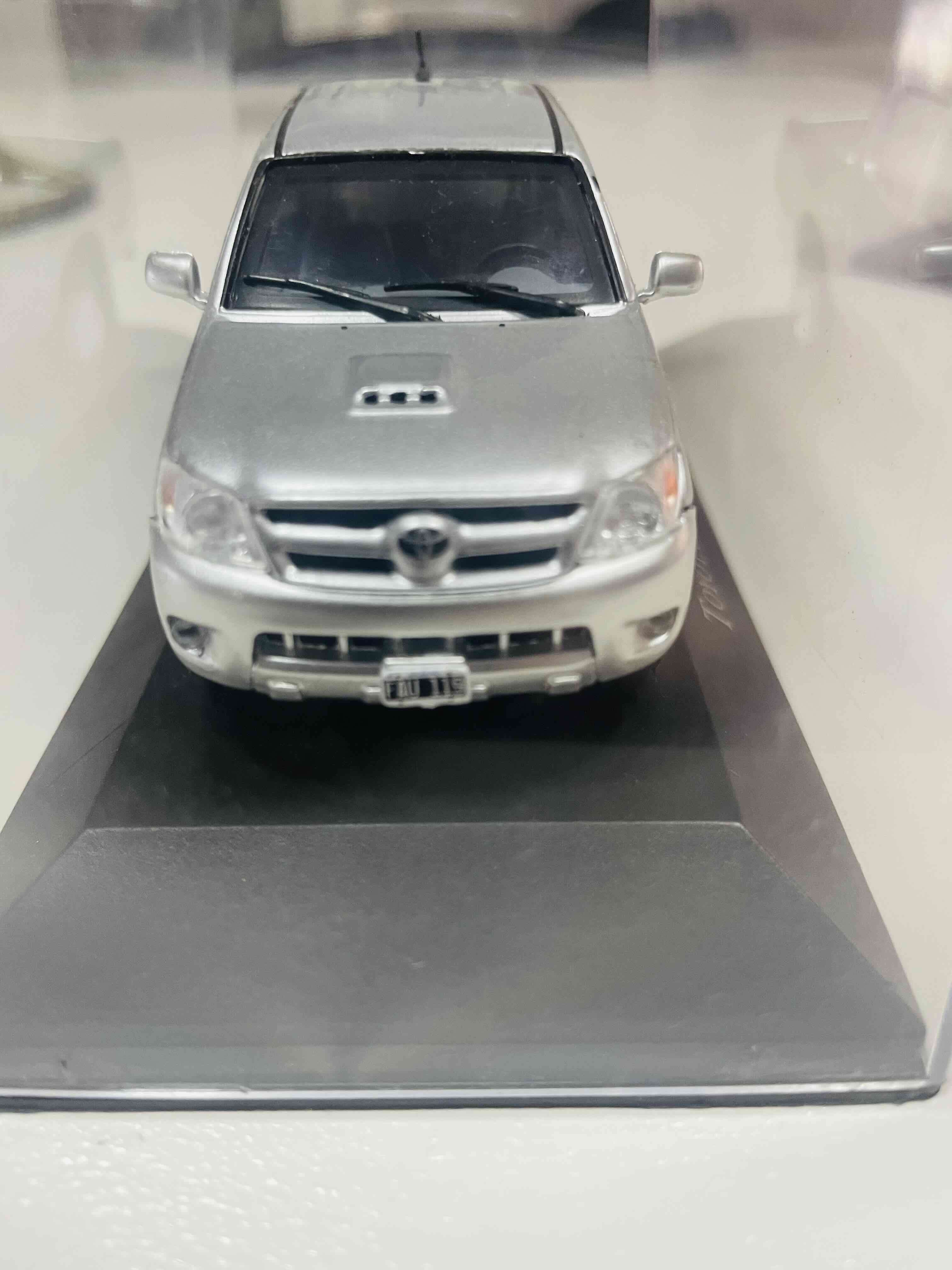 Modelo a escala Toyota Hilux 2005 - miniatura 2