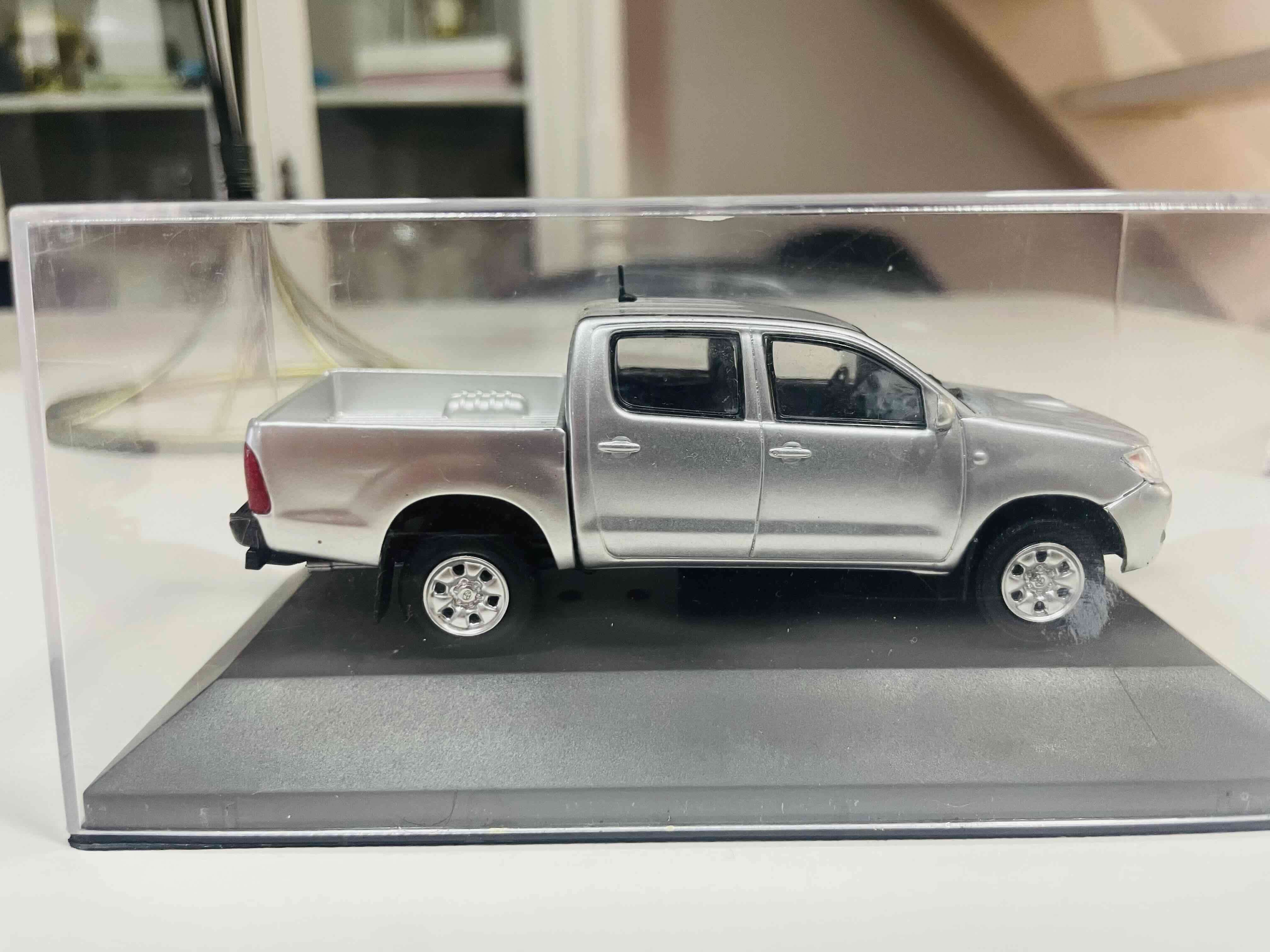 Modelo a escala Toyota Hilux 2005 - miniatura 3