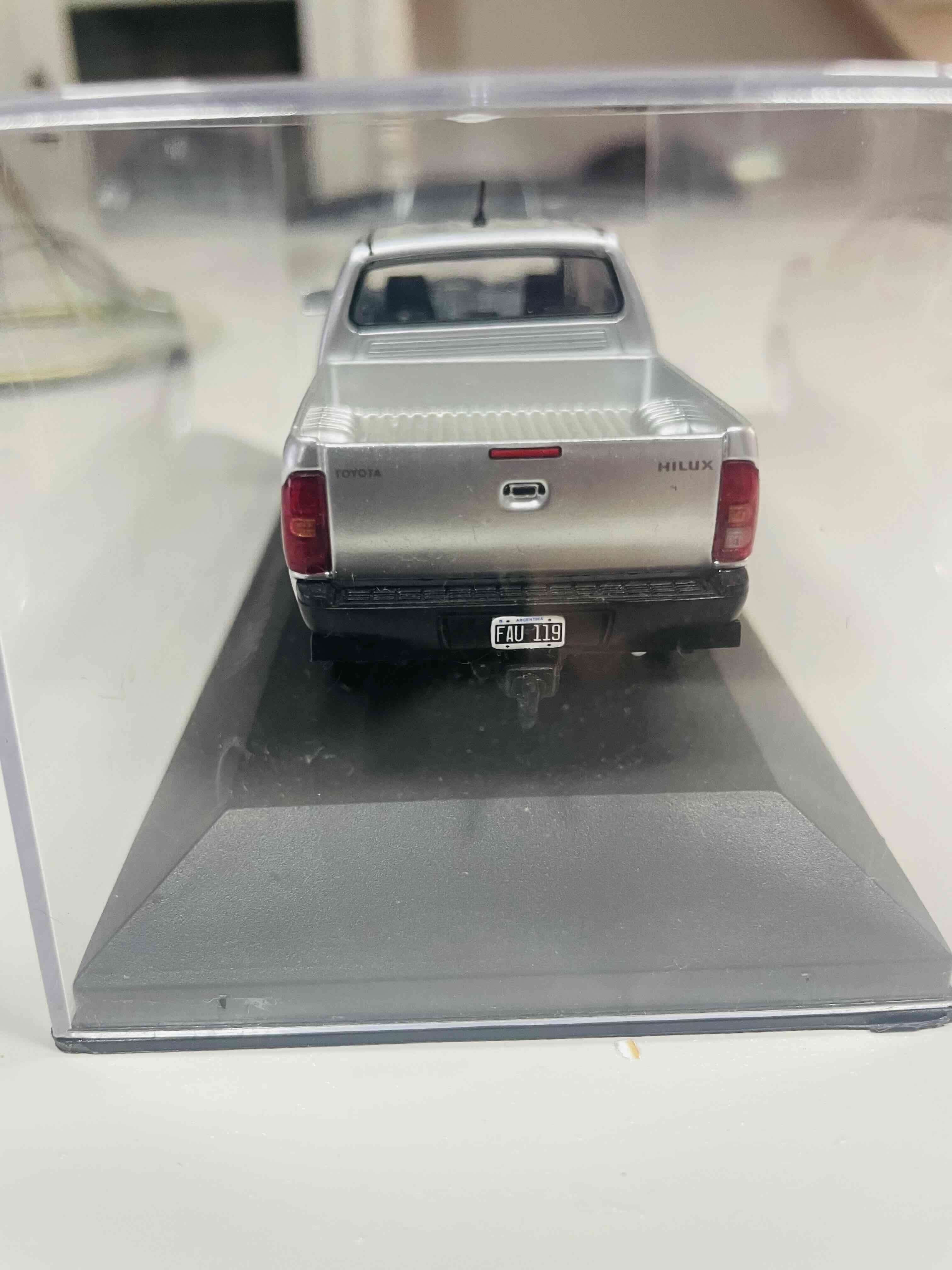 Modelo a escala Toyota Hilux 2005 - miniatura 4