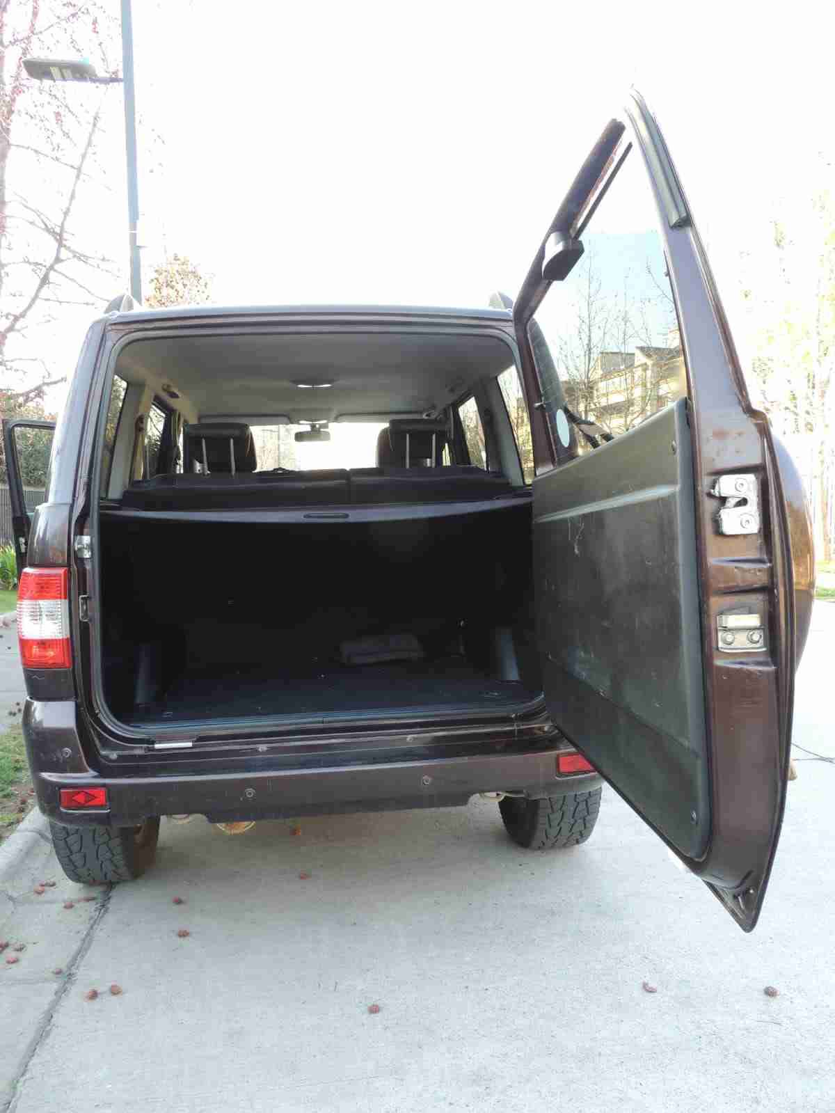 Camioneta SUV UAZ Kazak marrón - miniatura 6