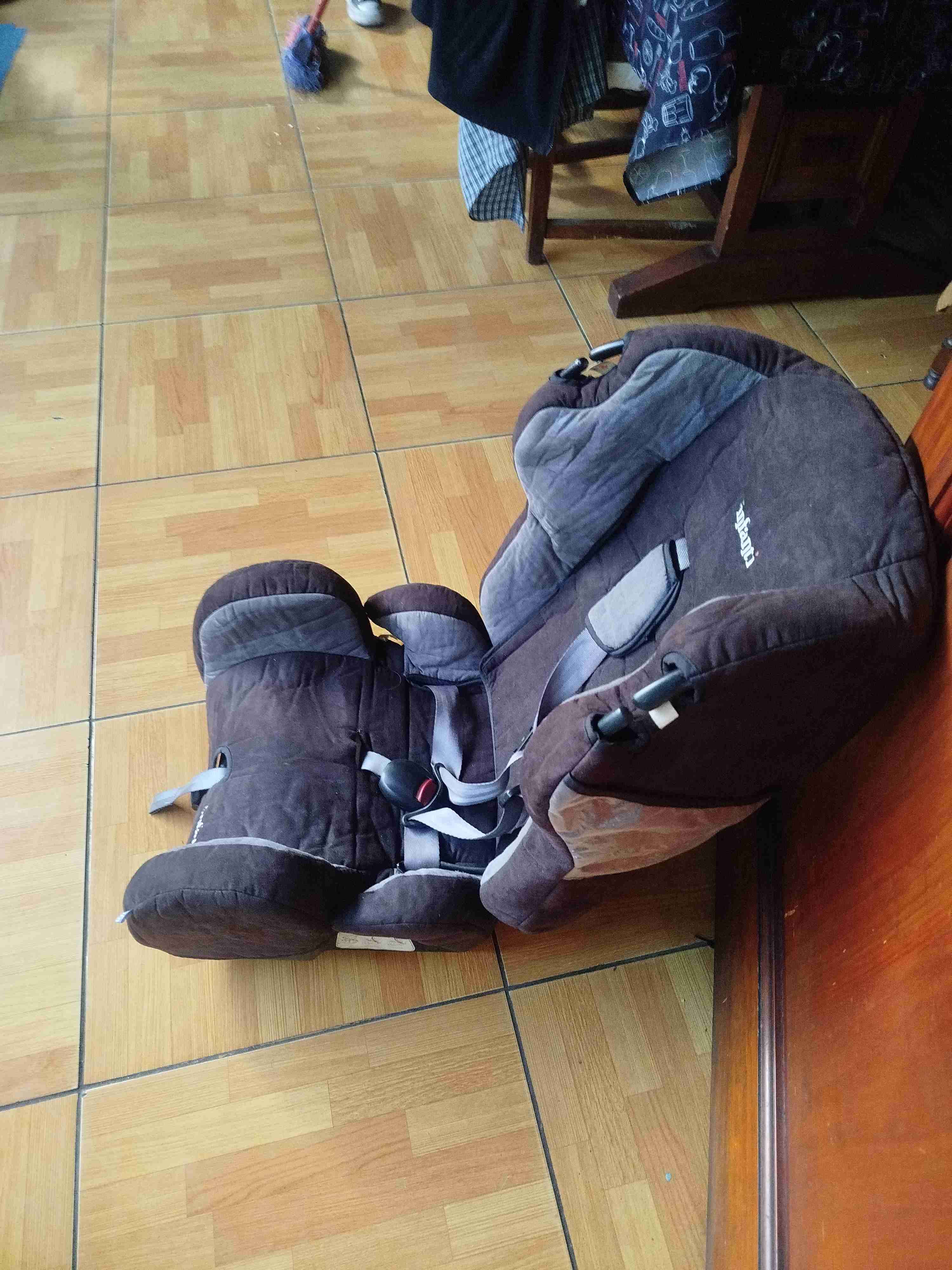 Silla para auto infantil marrón