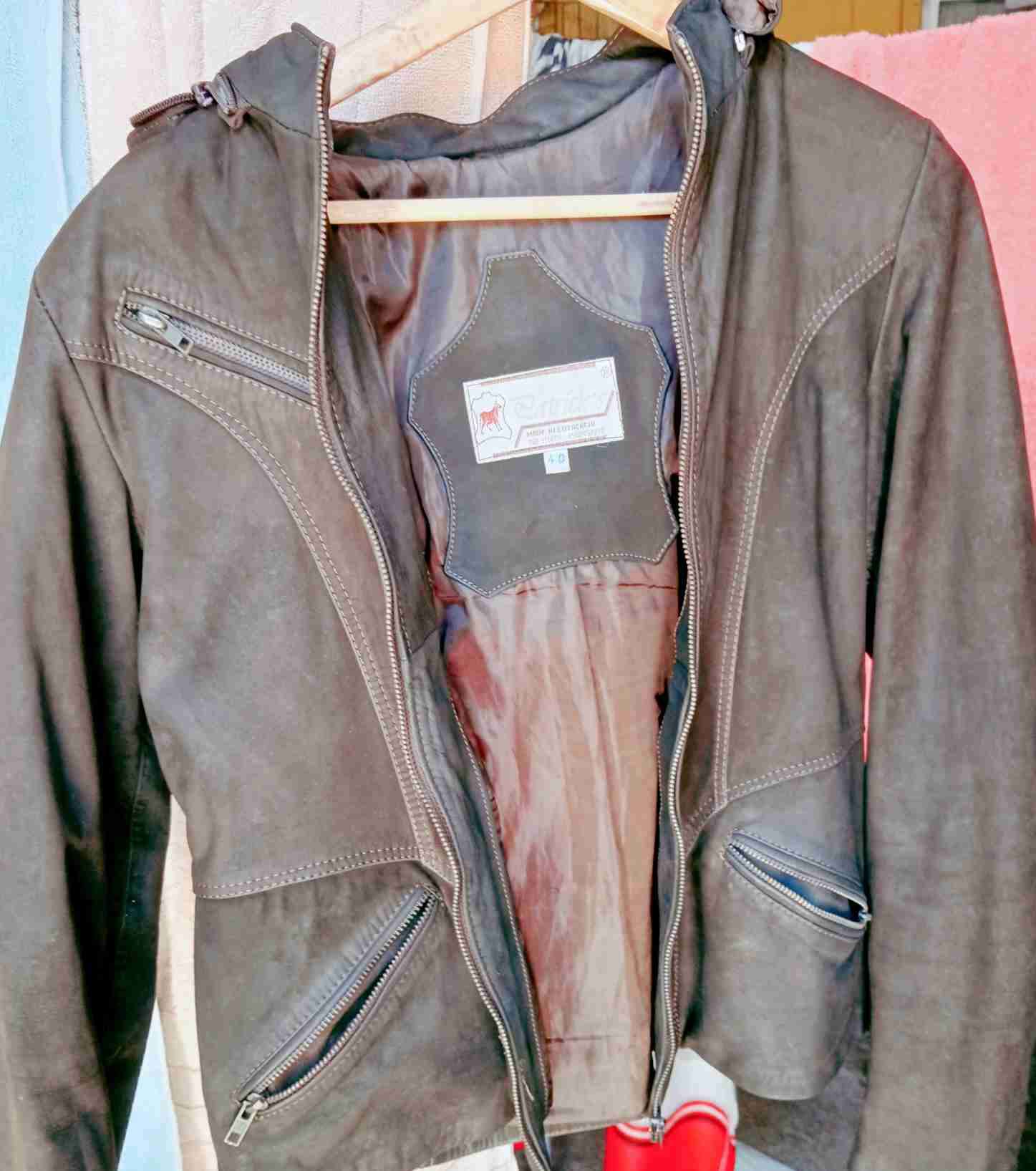 Chaqueta de cuero marron con capucha talla40