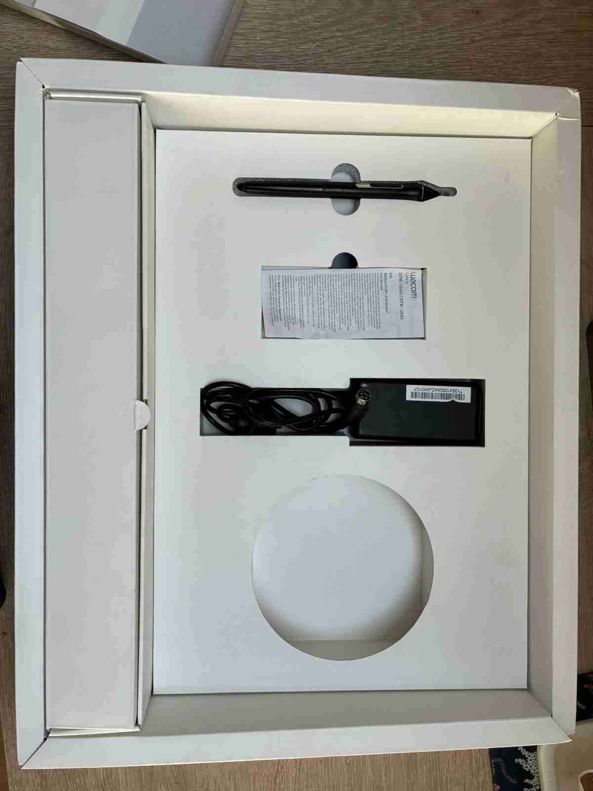 Tableta gráfica Wacom Cintiq 16, 2019, usada - miniatura 3