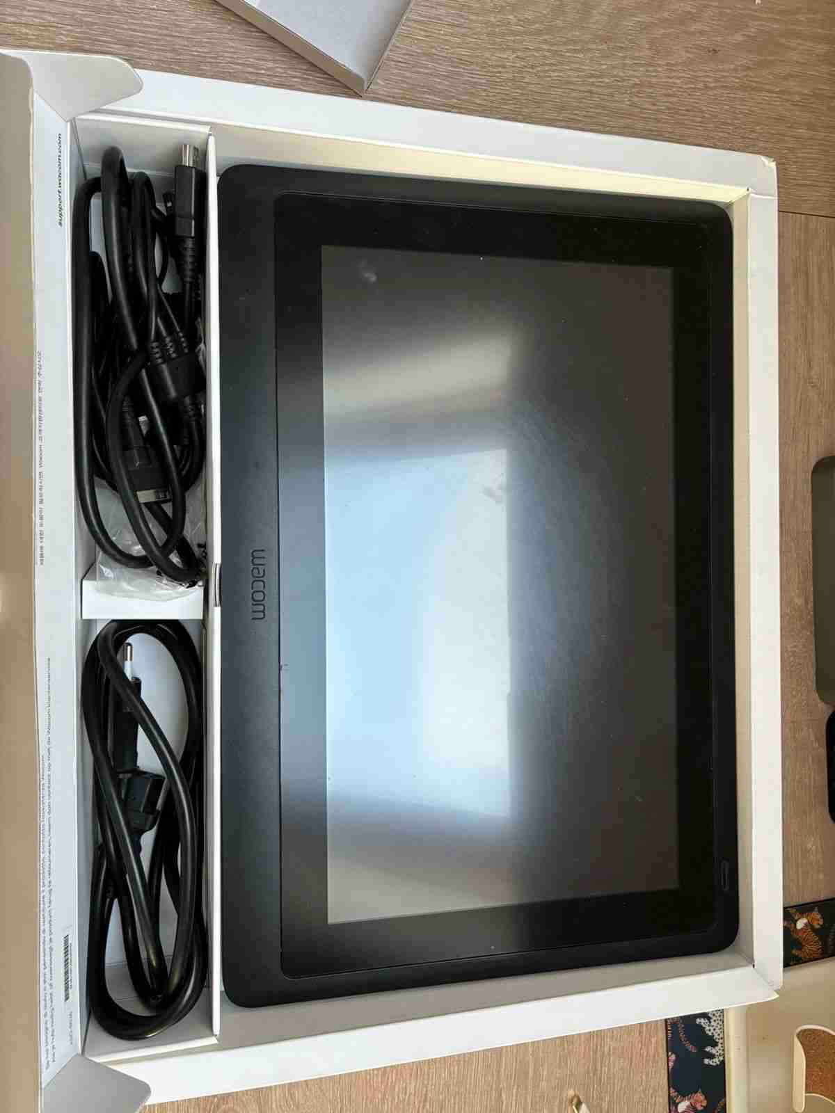 Tableta gráfica Wacom Cintiq 16, 2019, usada - miniatura 4