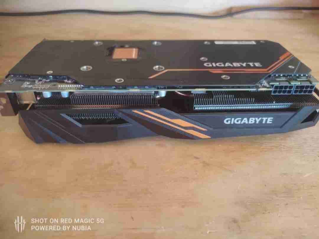 Tarjeta gráfica Gigabyte Radeon RX Vega 64 - miniatura 3