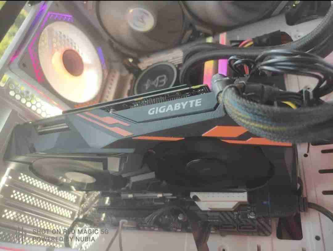 Tarjeta gráfica Gigabyte Radeon RX Vega 64 - miniatura 4