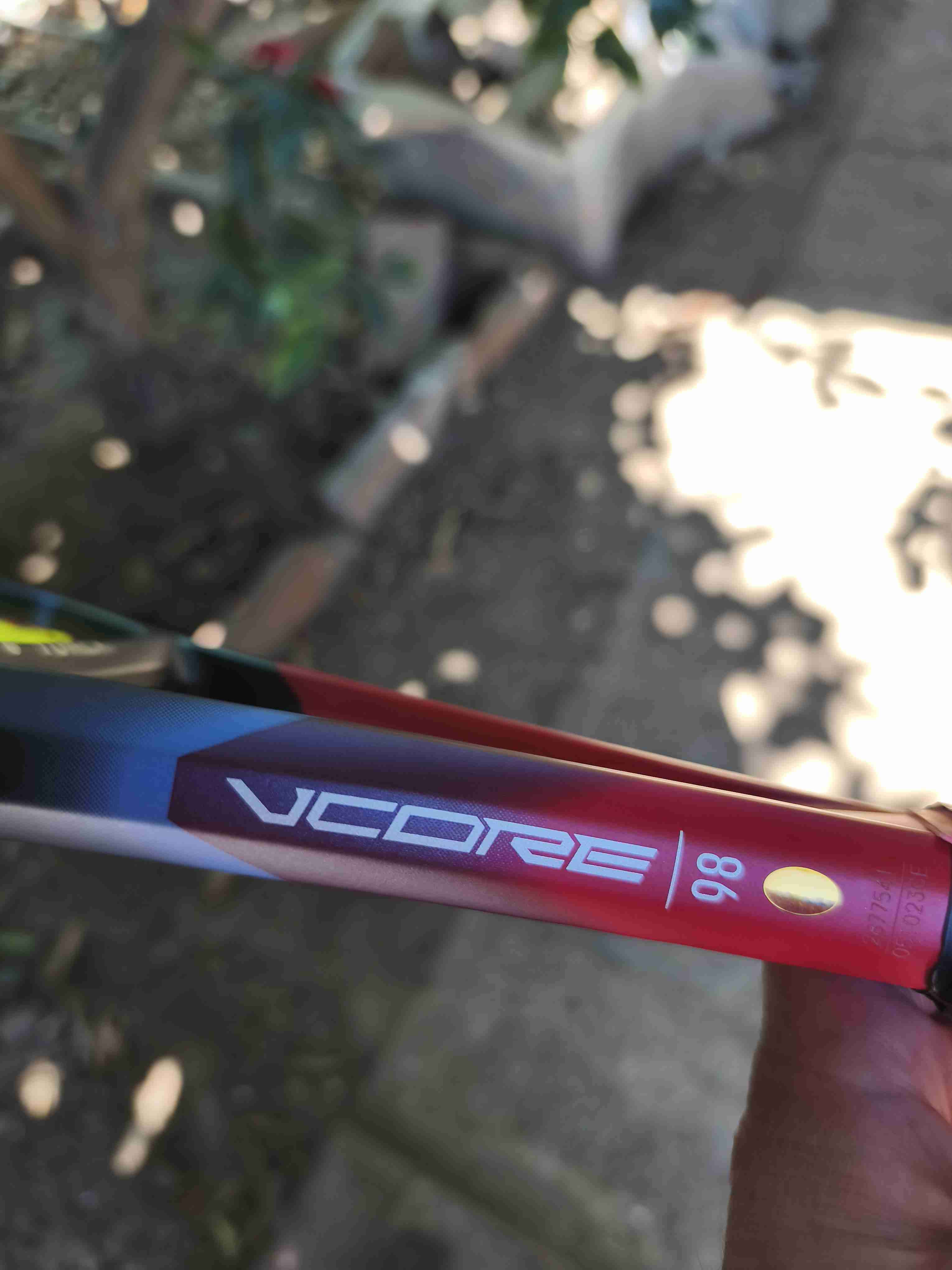 Vendo Raqueta de Tenis Yonex Vcore 98 305 grs. - miniatura 5