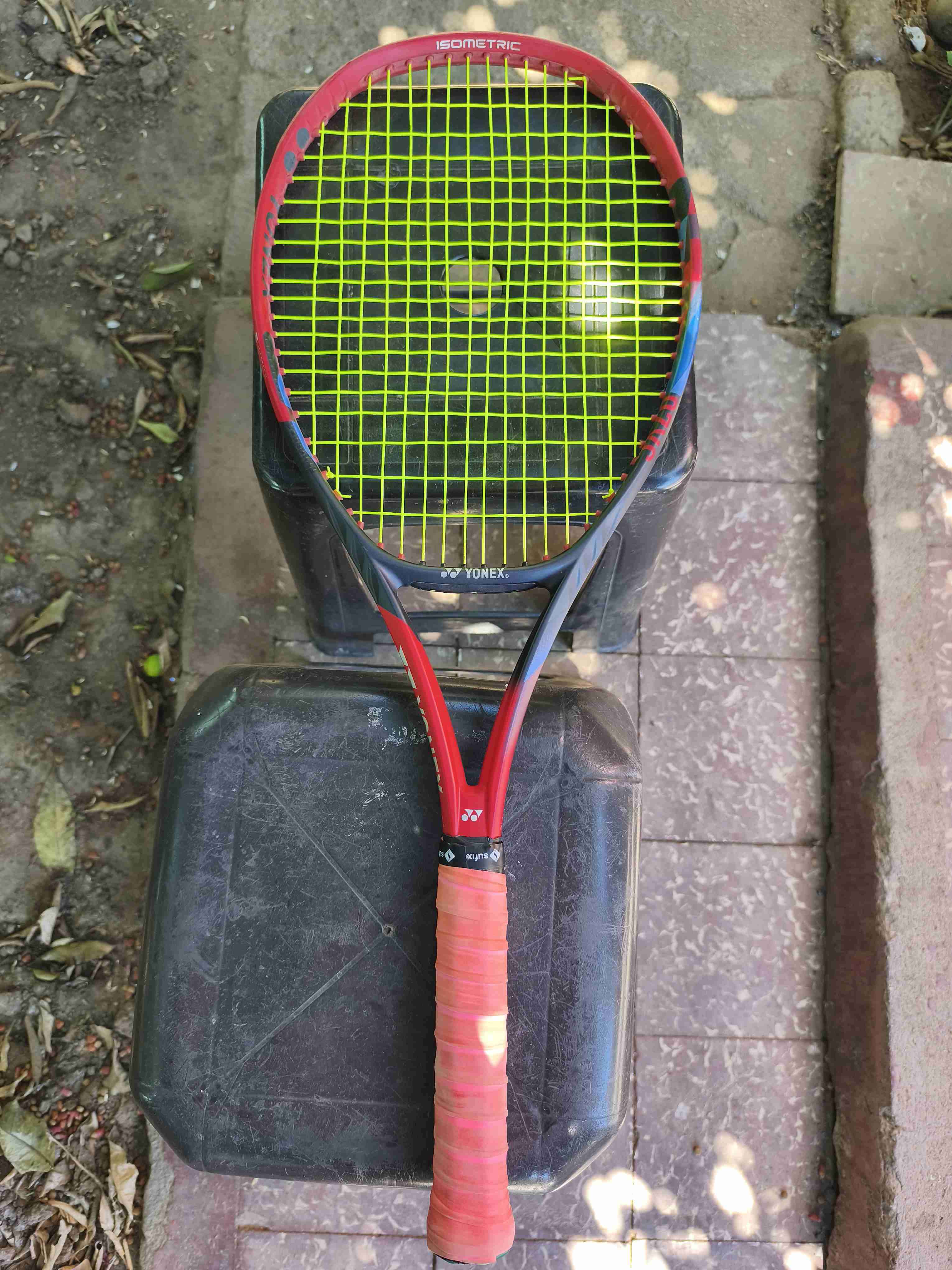 Vendo Raqueta de Tenis Yonex Vcore 98 305 grs. - miniatura 6