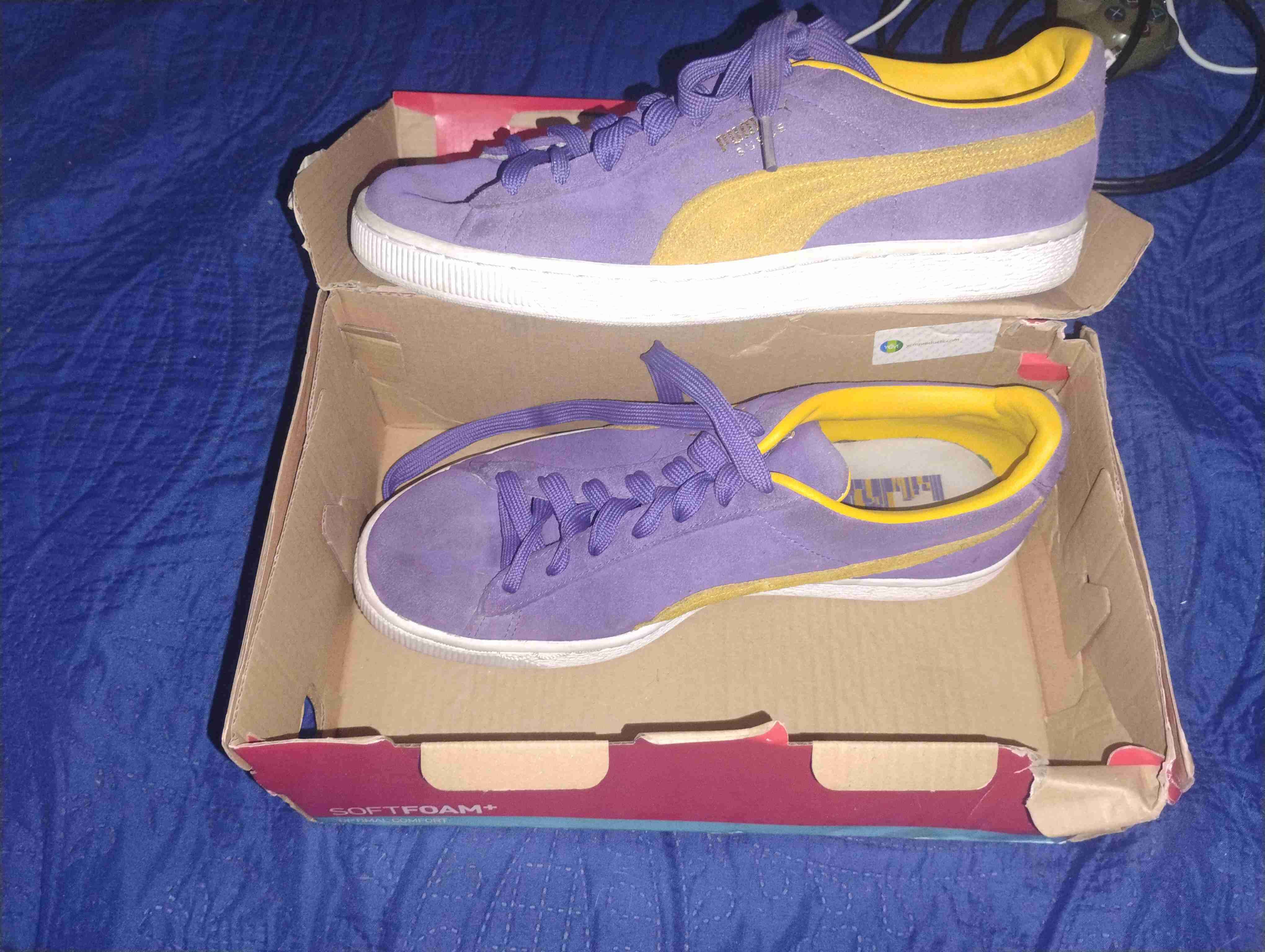 Zapatillas marca Puma de color morado con amarillo
