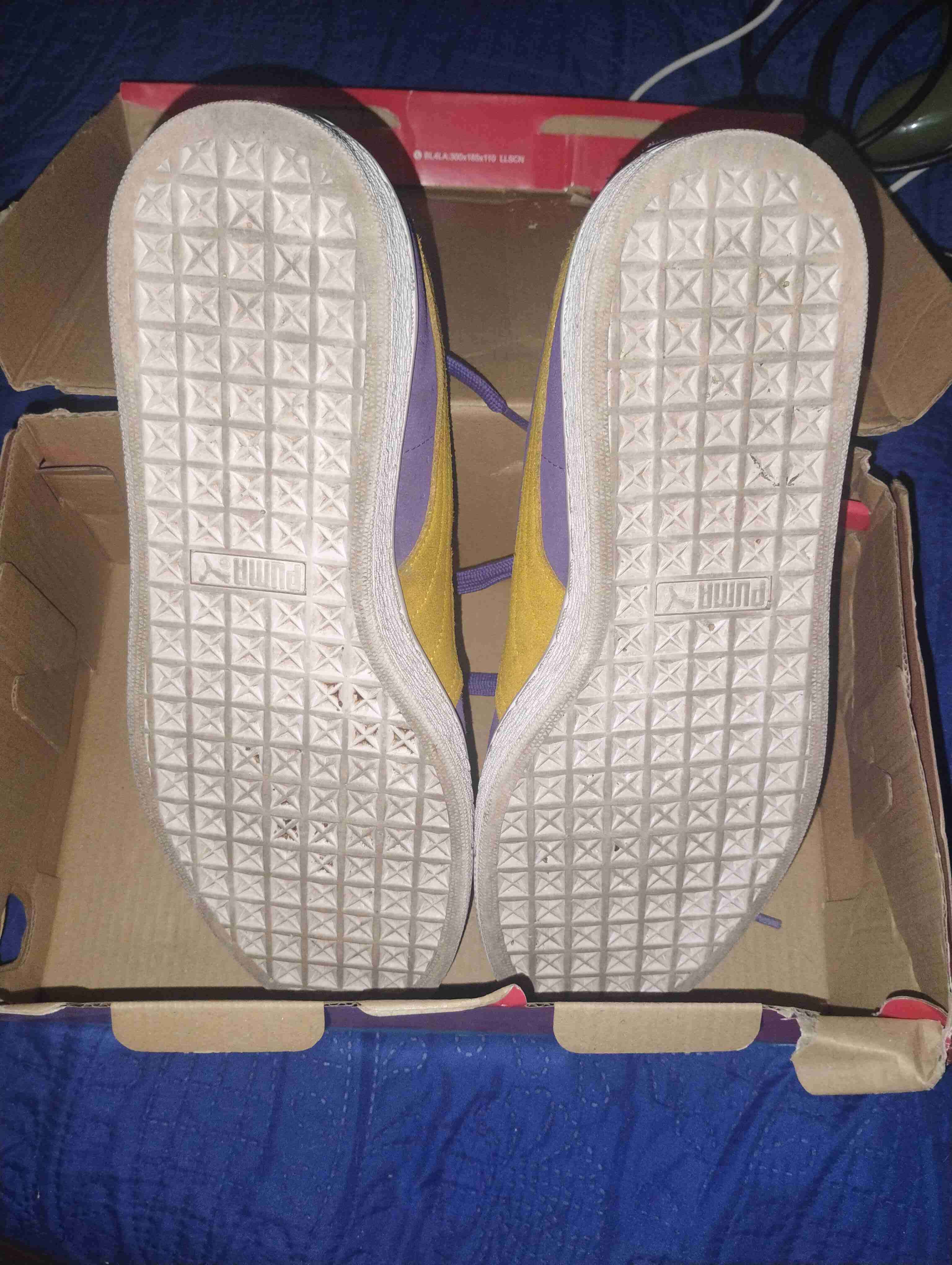 Zapatillas marca Puma de color morado con amarillo - miniatura 2