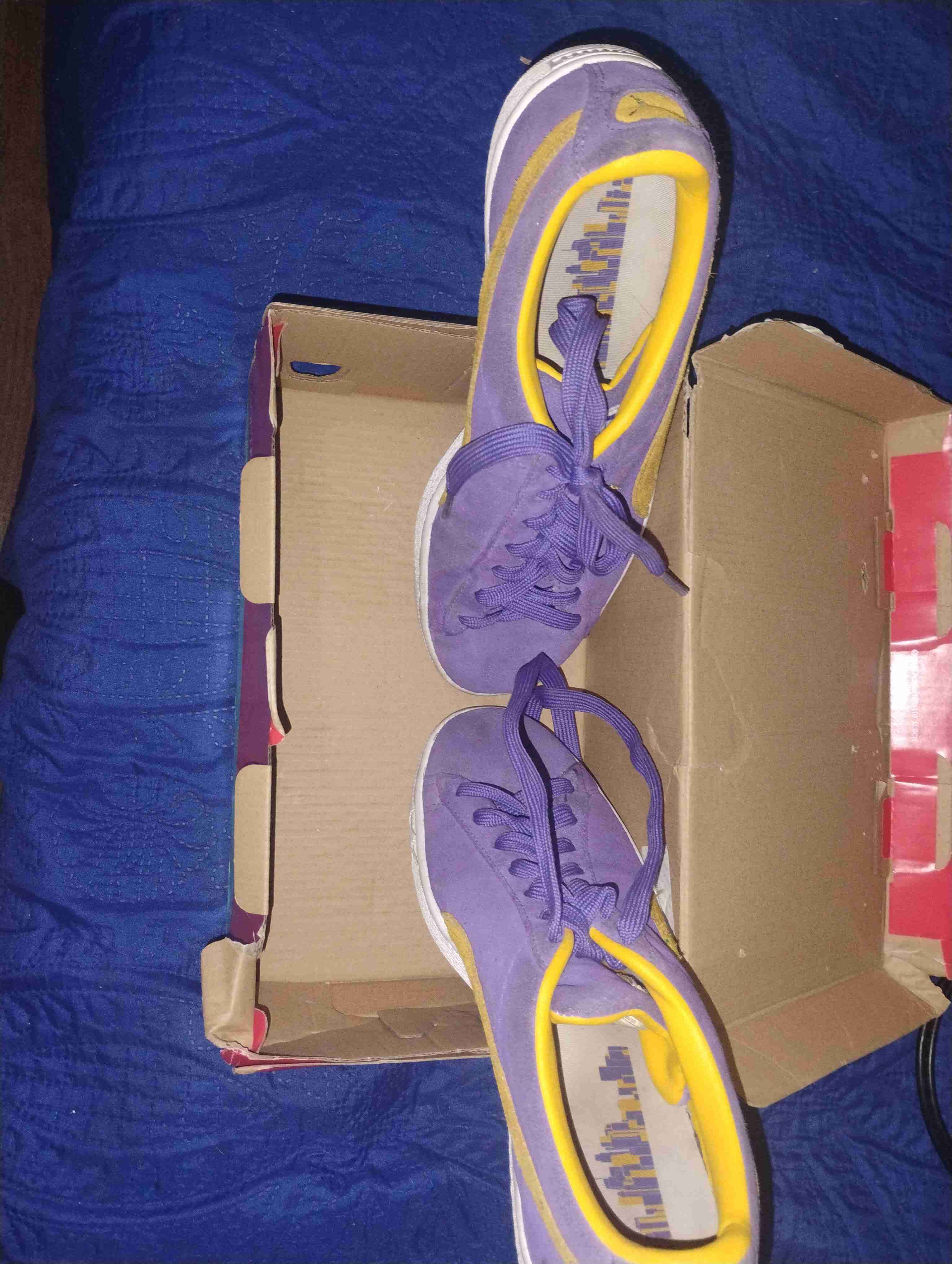 Zapatillas marca Puma de color morado con amarillo - miniatura 3