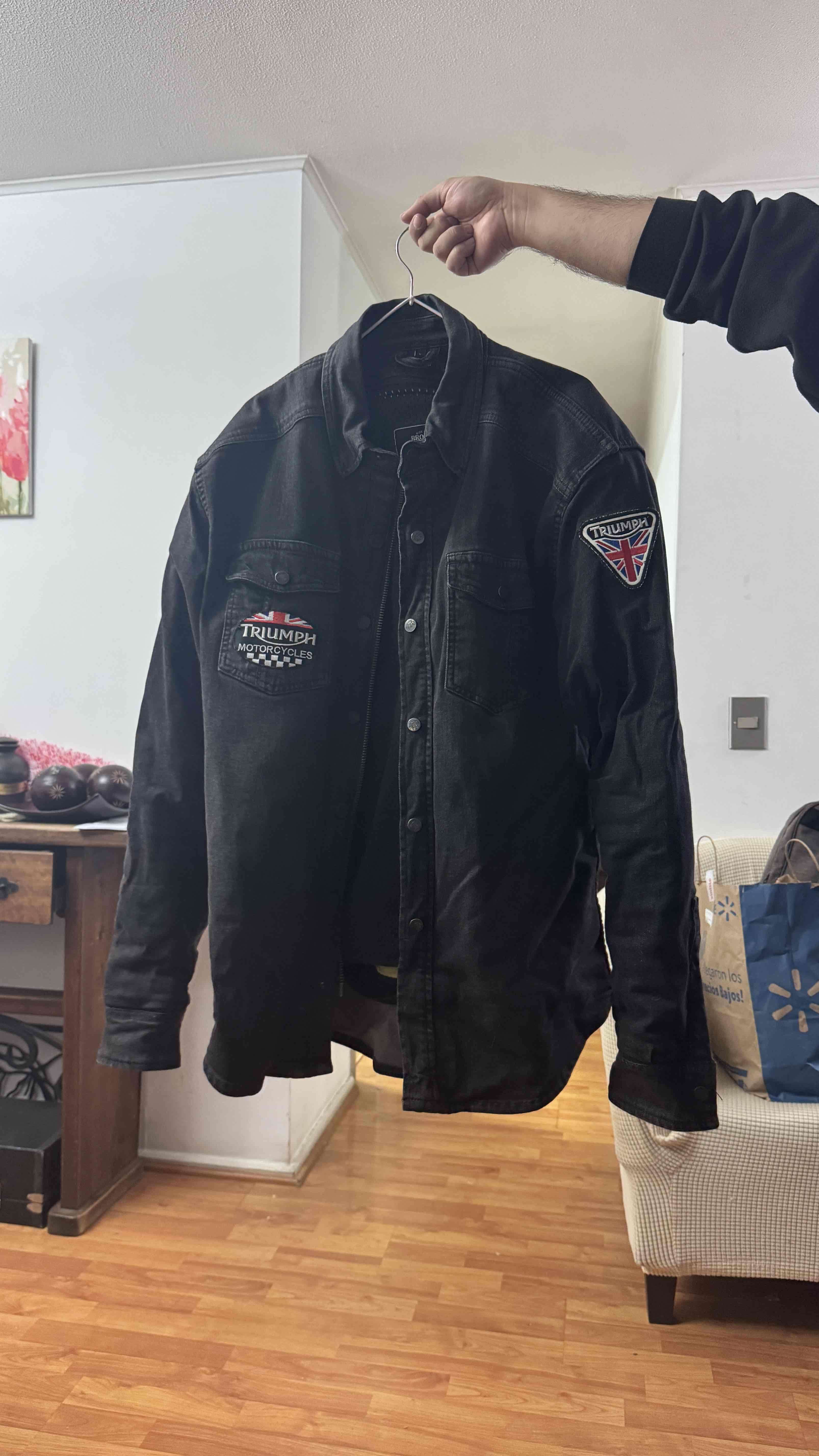 Chaqueta negra Triumph motocicletas