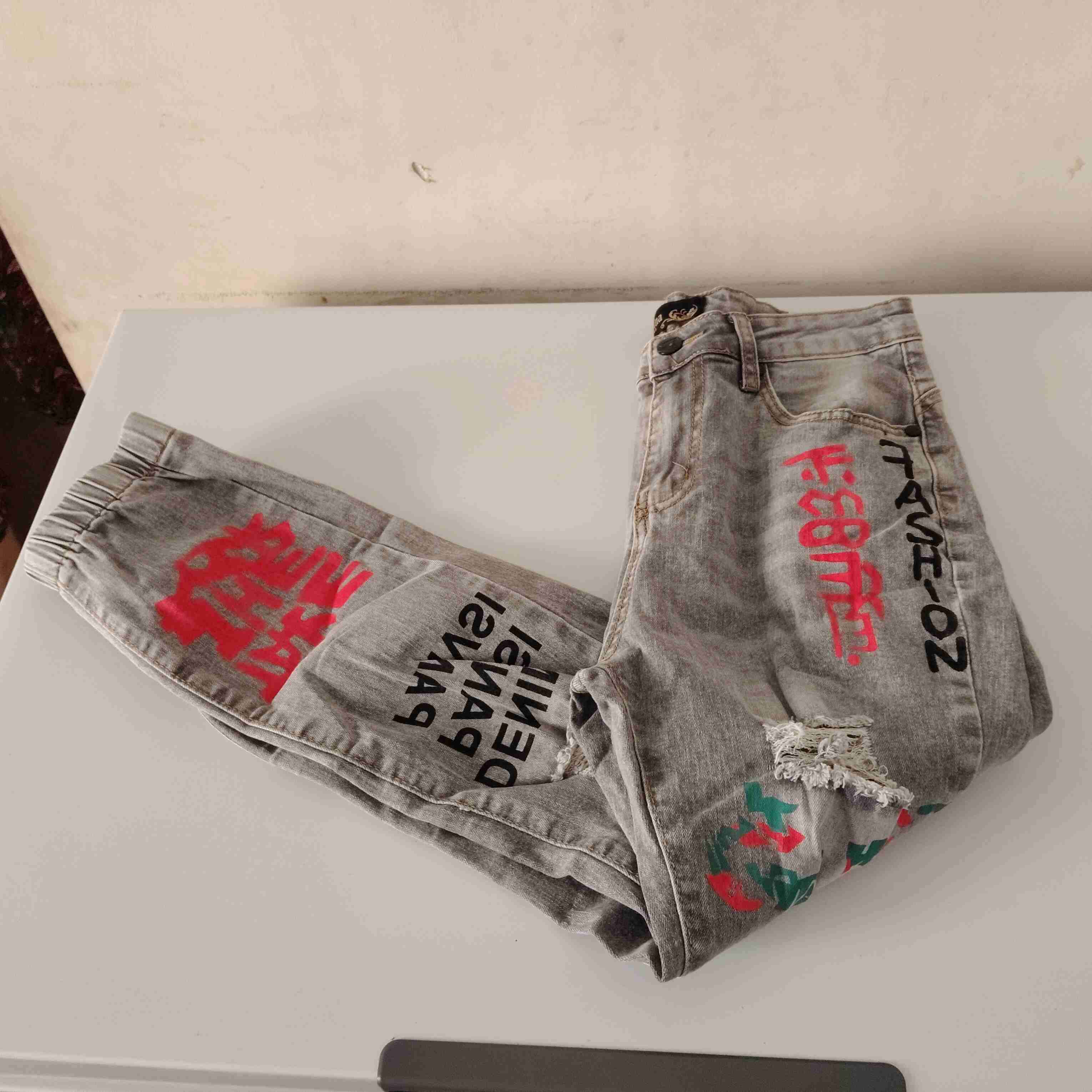 Jeans grises con diseños gráficos