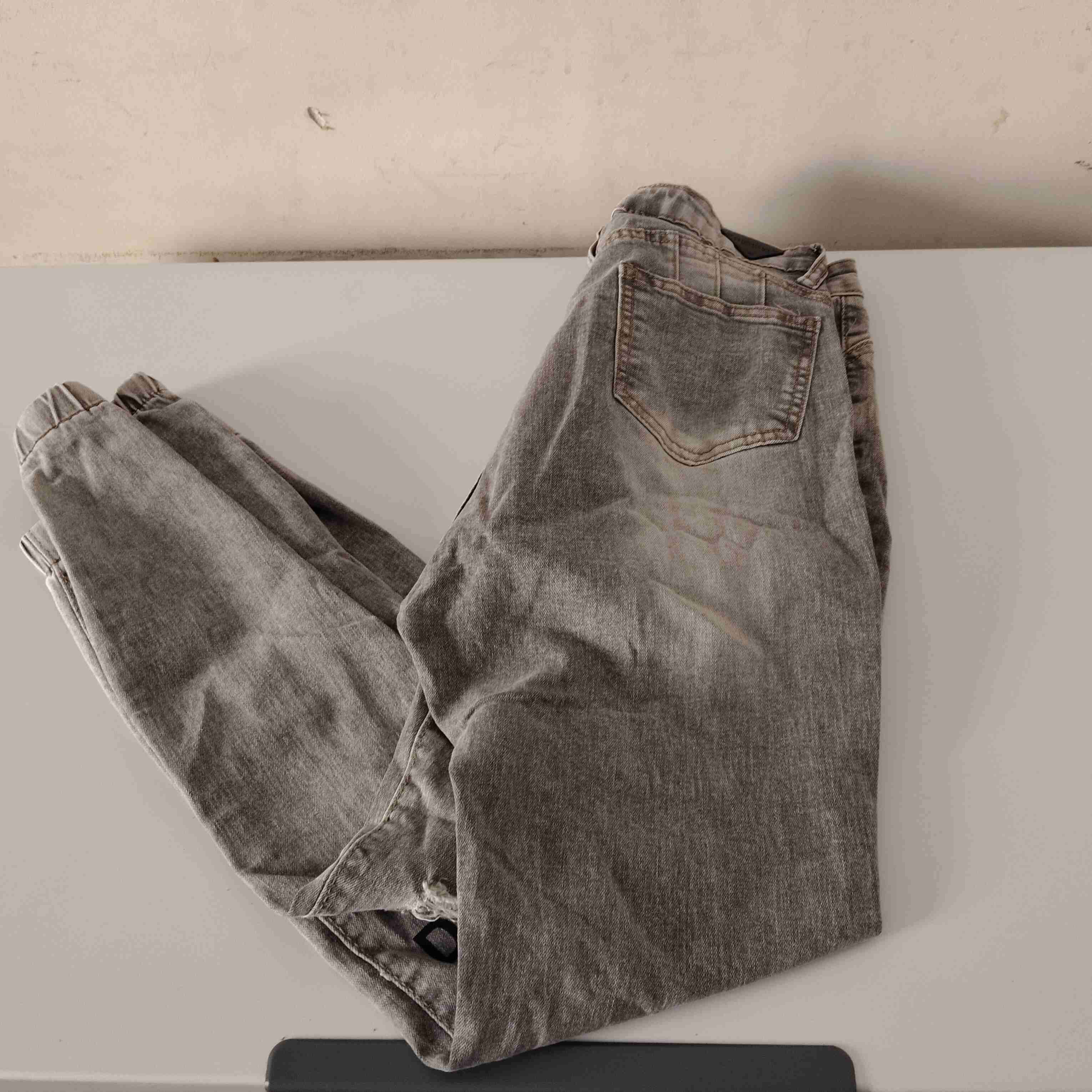 Jeans grises con diseños gráficos - miniatura 2