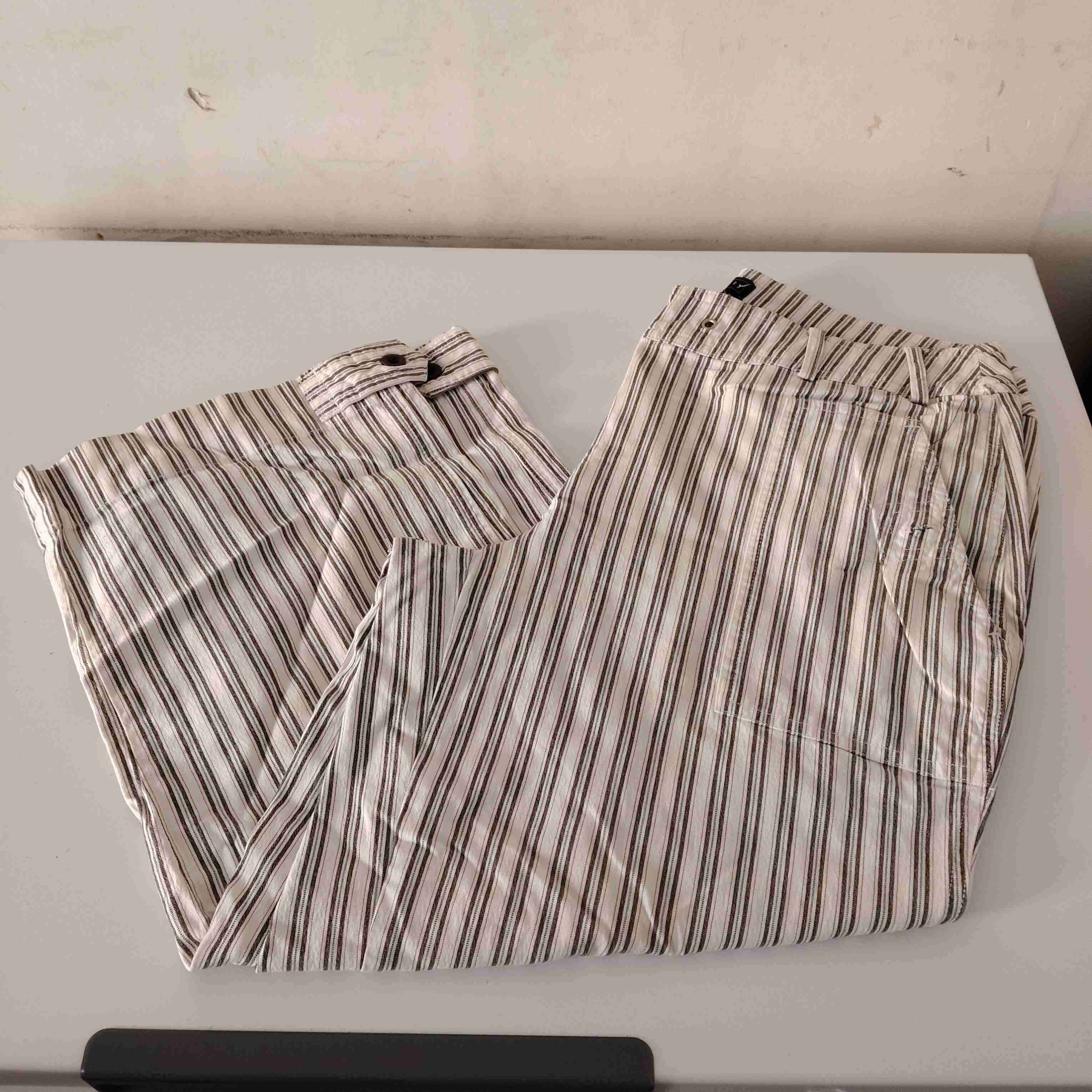 Pantalones rayados blanco y negro