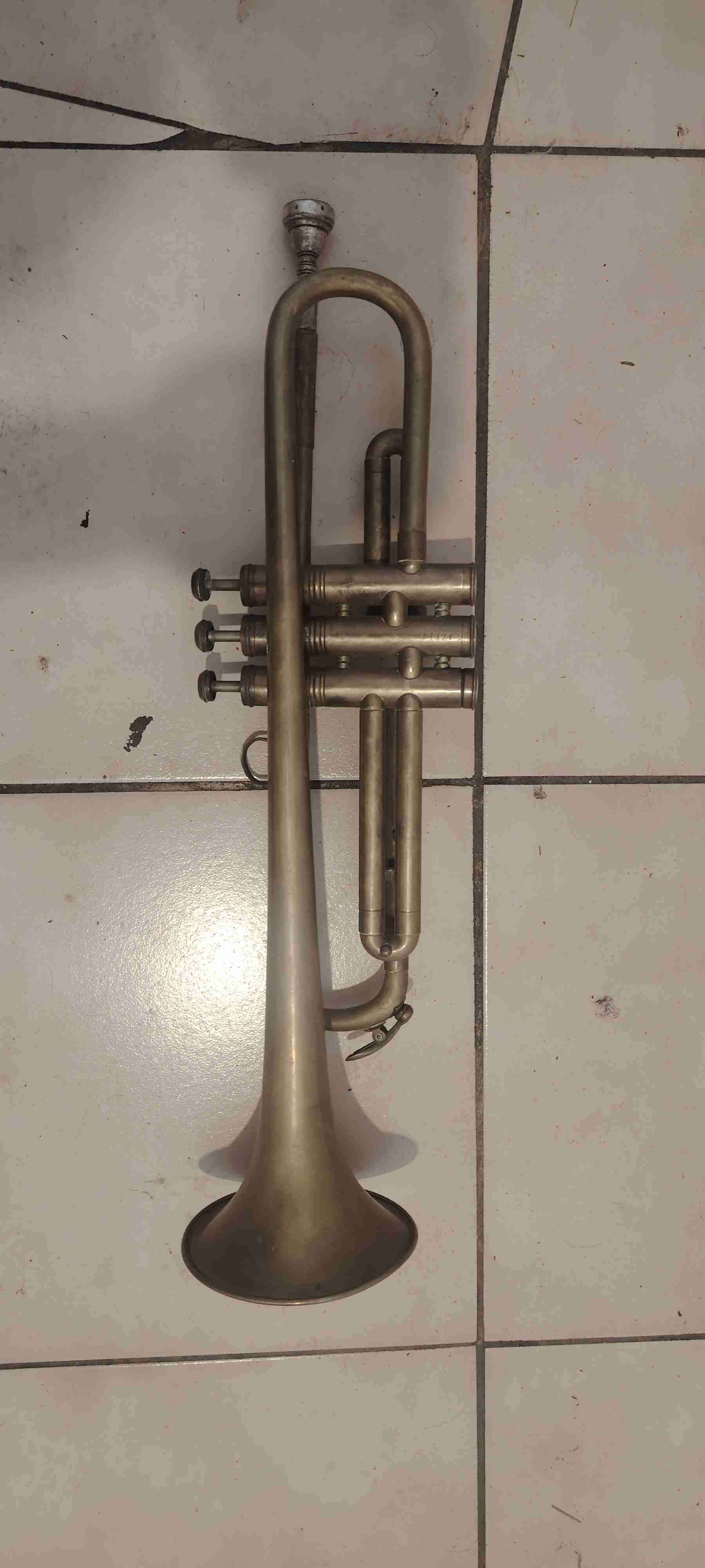 Trompeta vintage de metal - miniatura 2