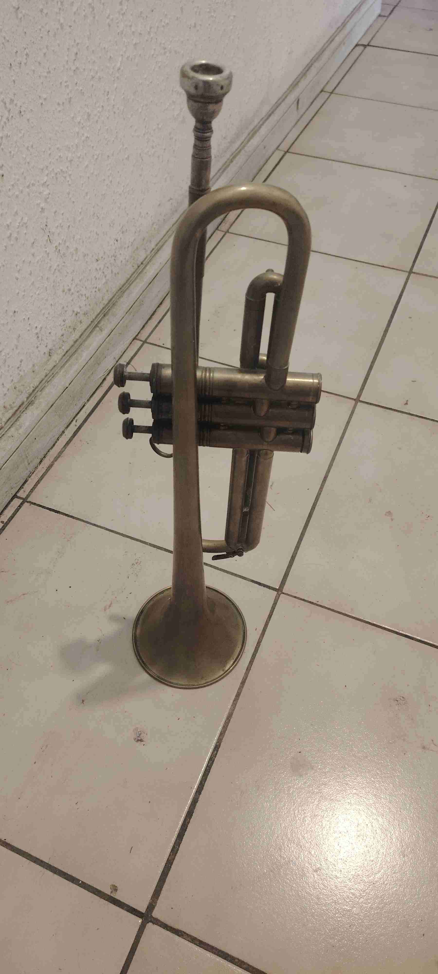 Trompeta vintage de metal - miniatura 3