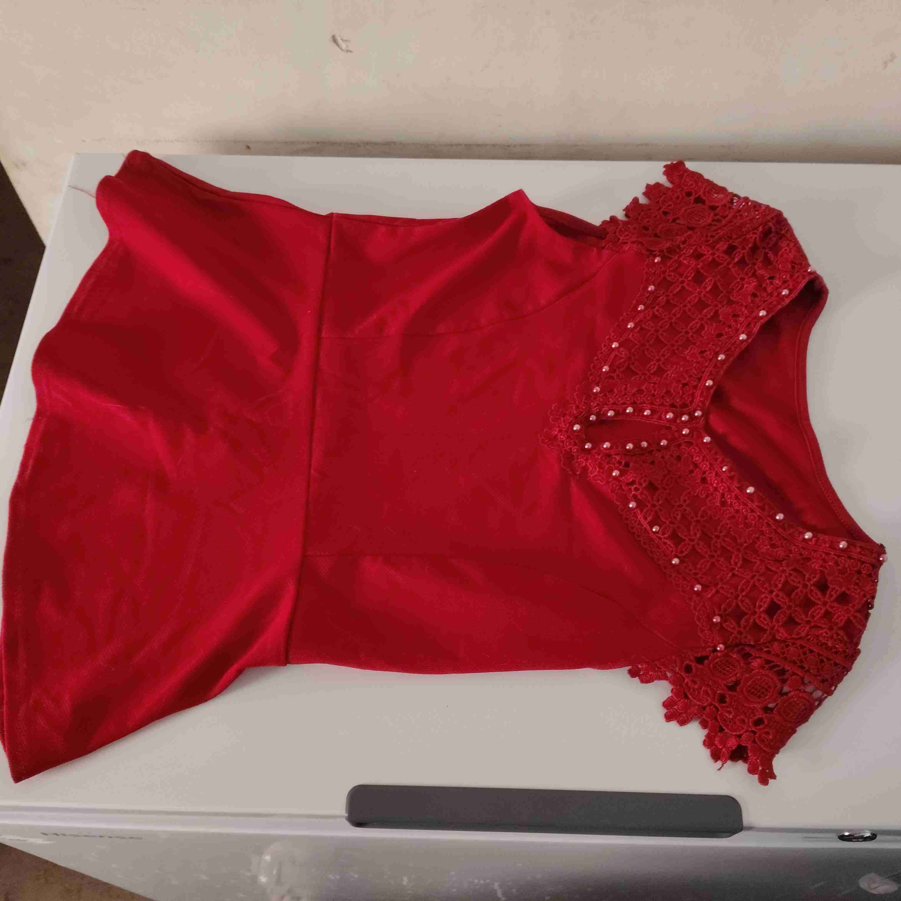 Polera rojo con encaje