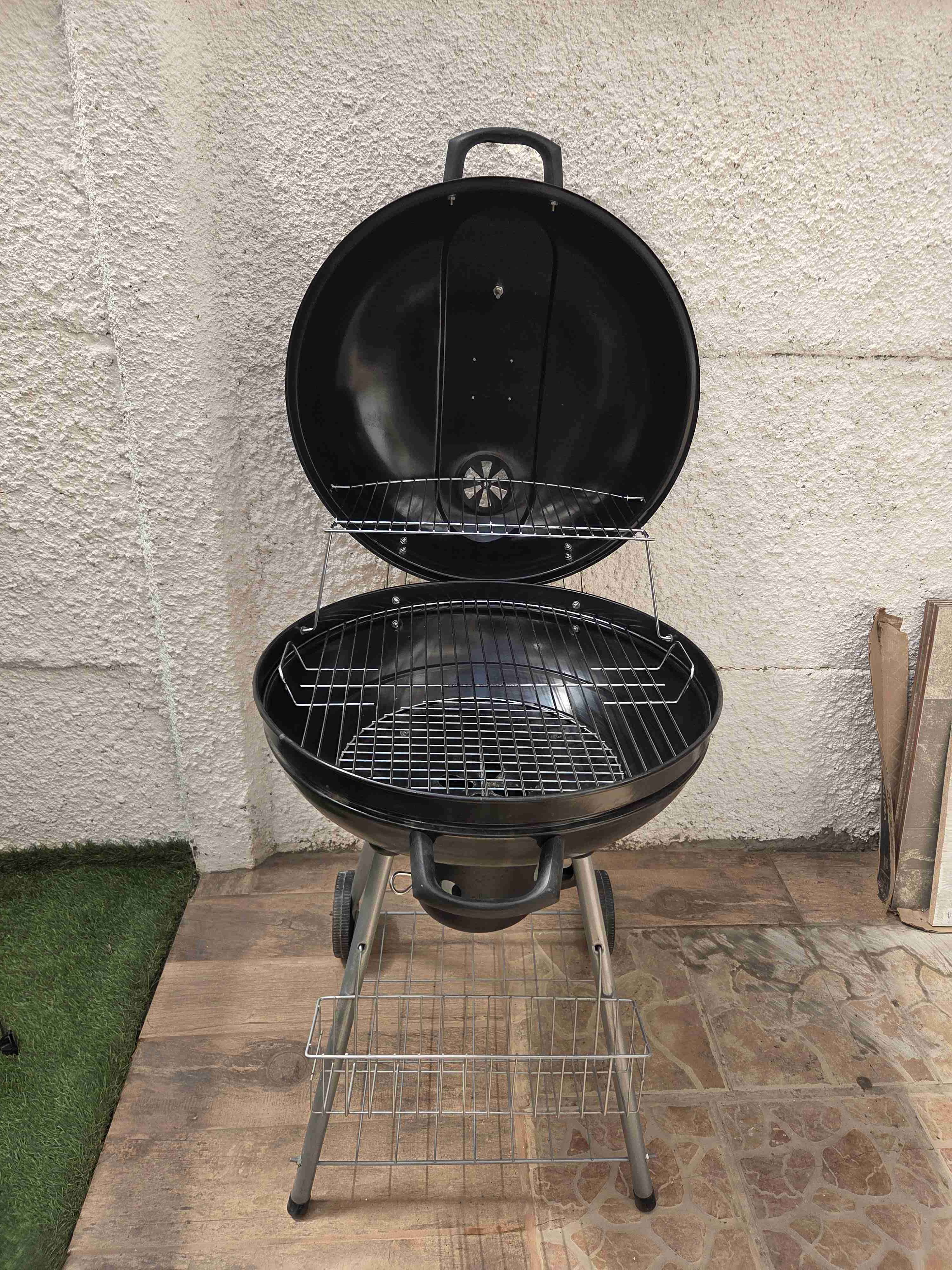 Parrilla de carbón negra