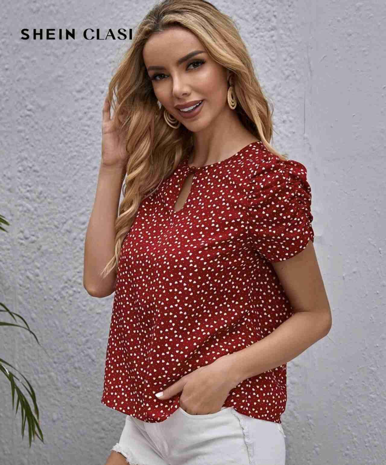 Blusa shein roja con estampado de corazones blanco