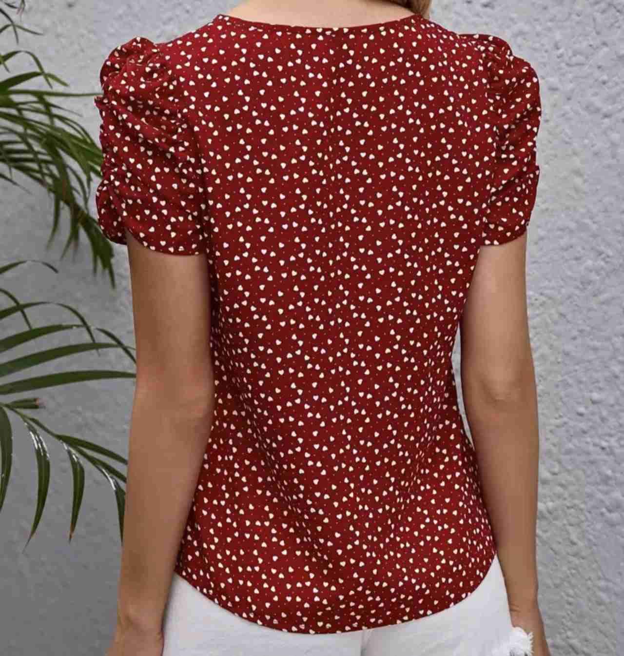 Blusa shein roja con estampado de corazones blanco - miniatura 2