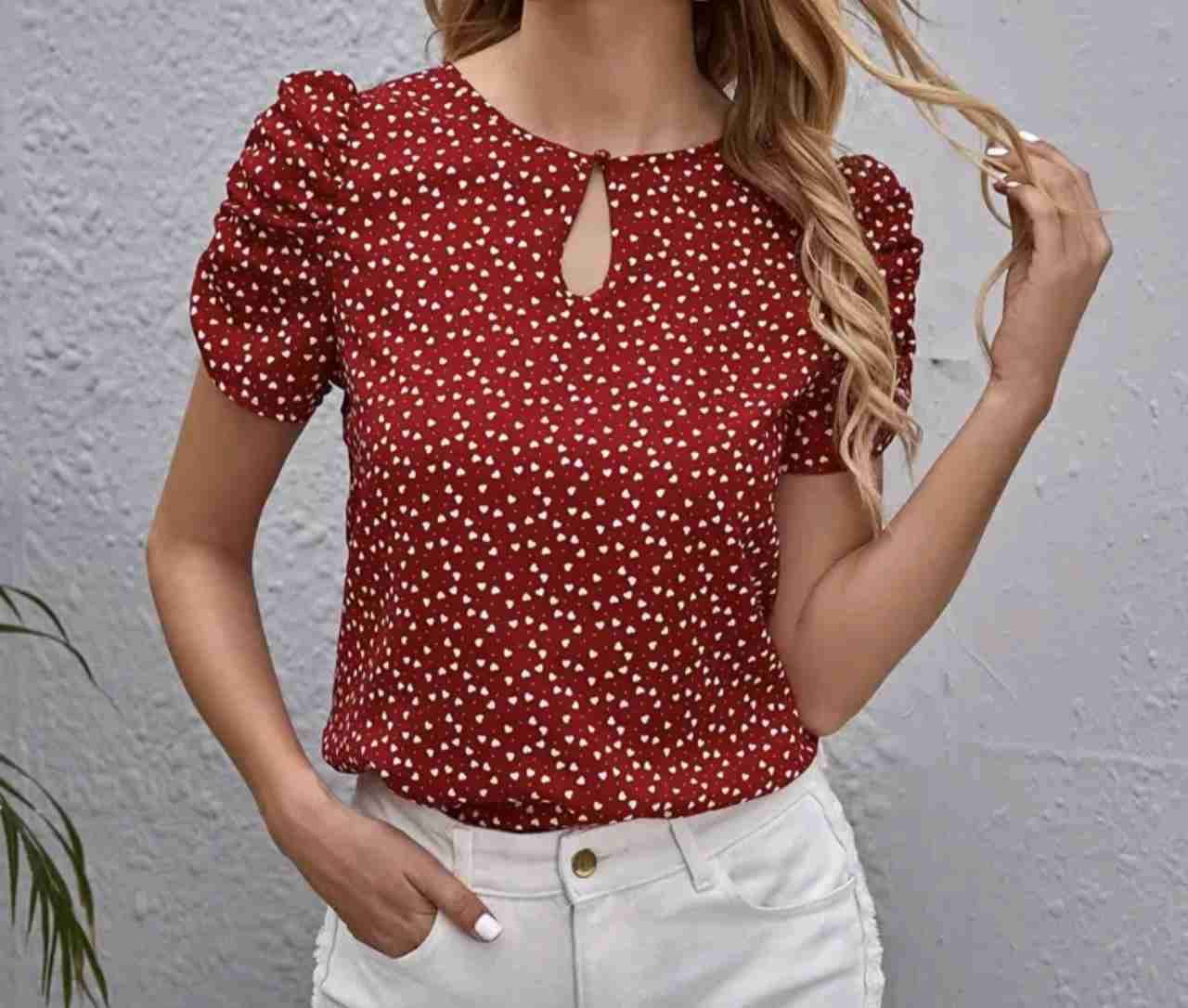 Blusa shein roja con estampado de corazones blanco - miniatura 3