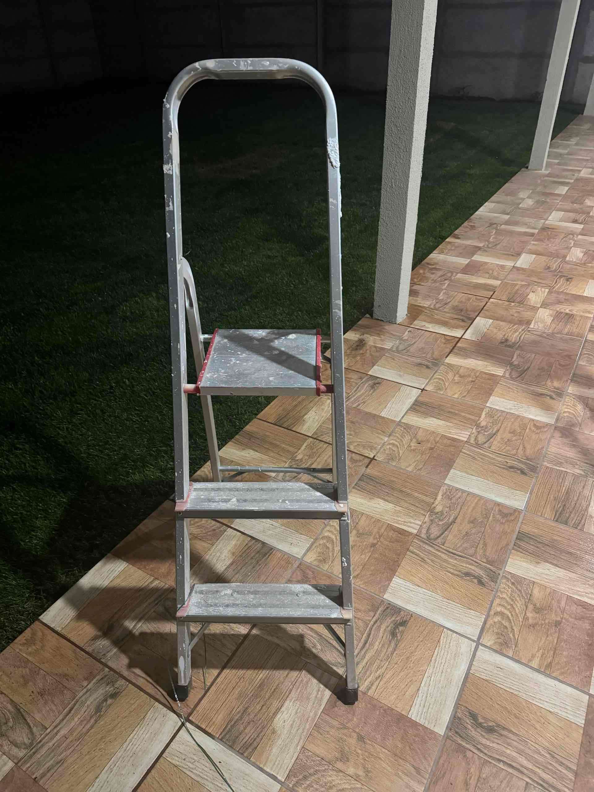 Escalera metálica plegable