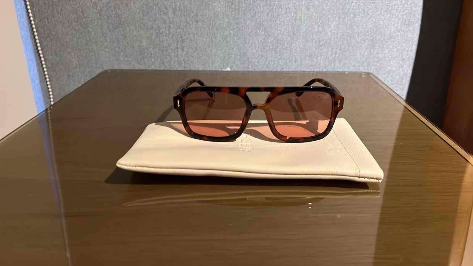 Lentes de sol con funda beige